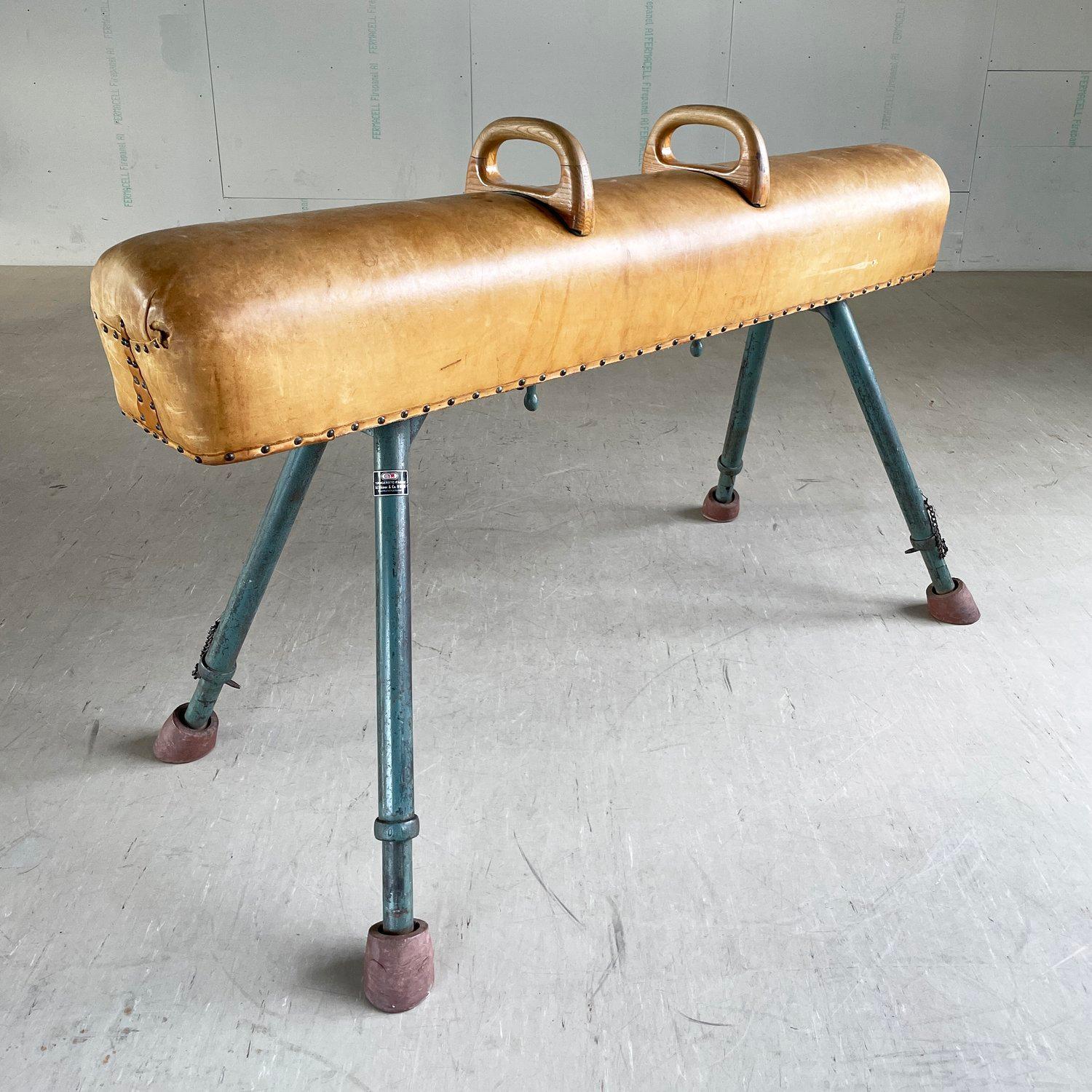 Cavallo da palestra in pelle degli anni '50 - GYM Turngeräte Fabrikant, Svizzera in vendita 2