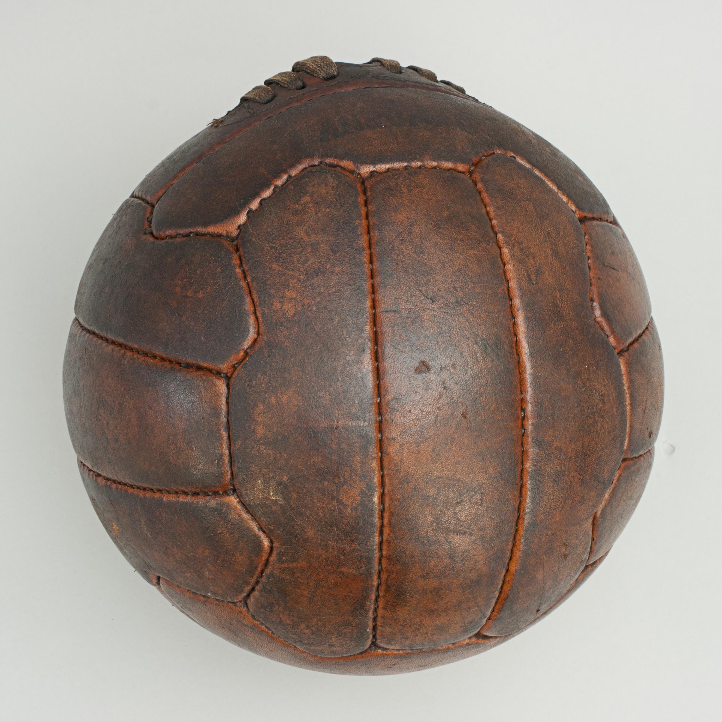 1950s Leather Vintage Football Zig-Zag Ariel Football Soccer Ball In Good Condition In Oxfordshire, GB