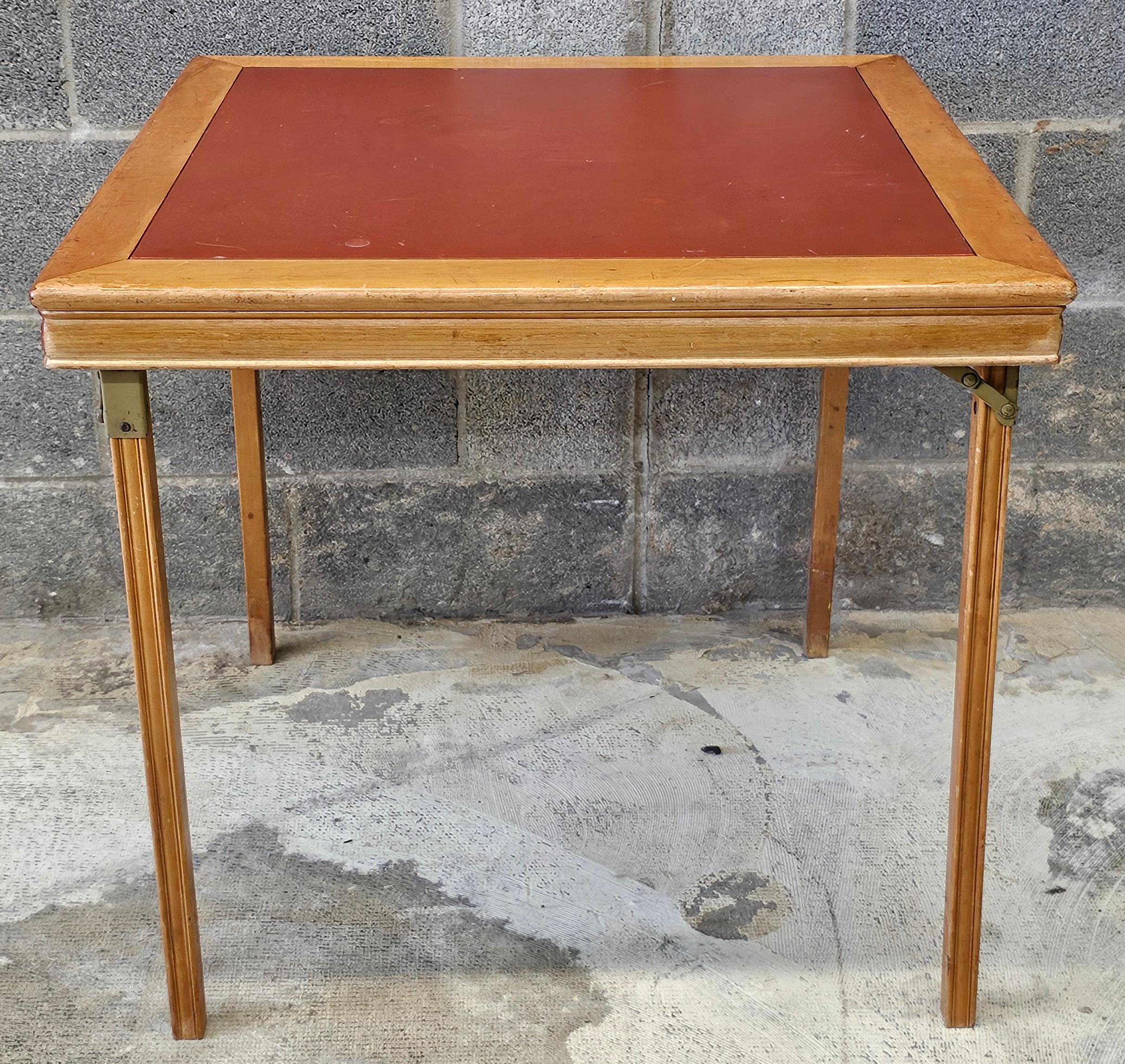 Ein Leg-o-Matic Klapptisch aus Ahorn und Vinyl aus den 1950er Jahren. Tolle Patina ohne Risse.
Maße: 29,25