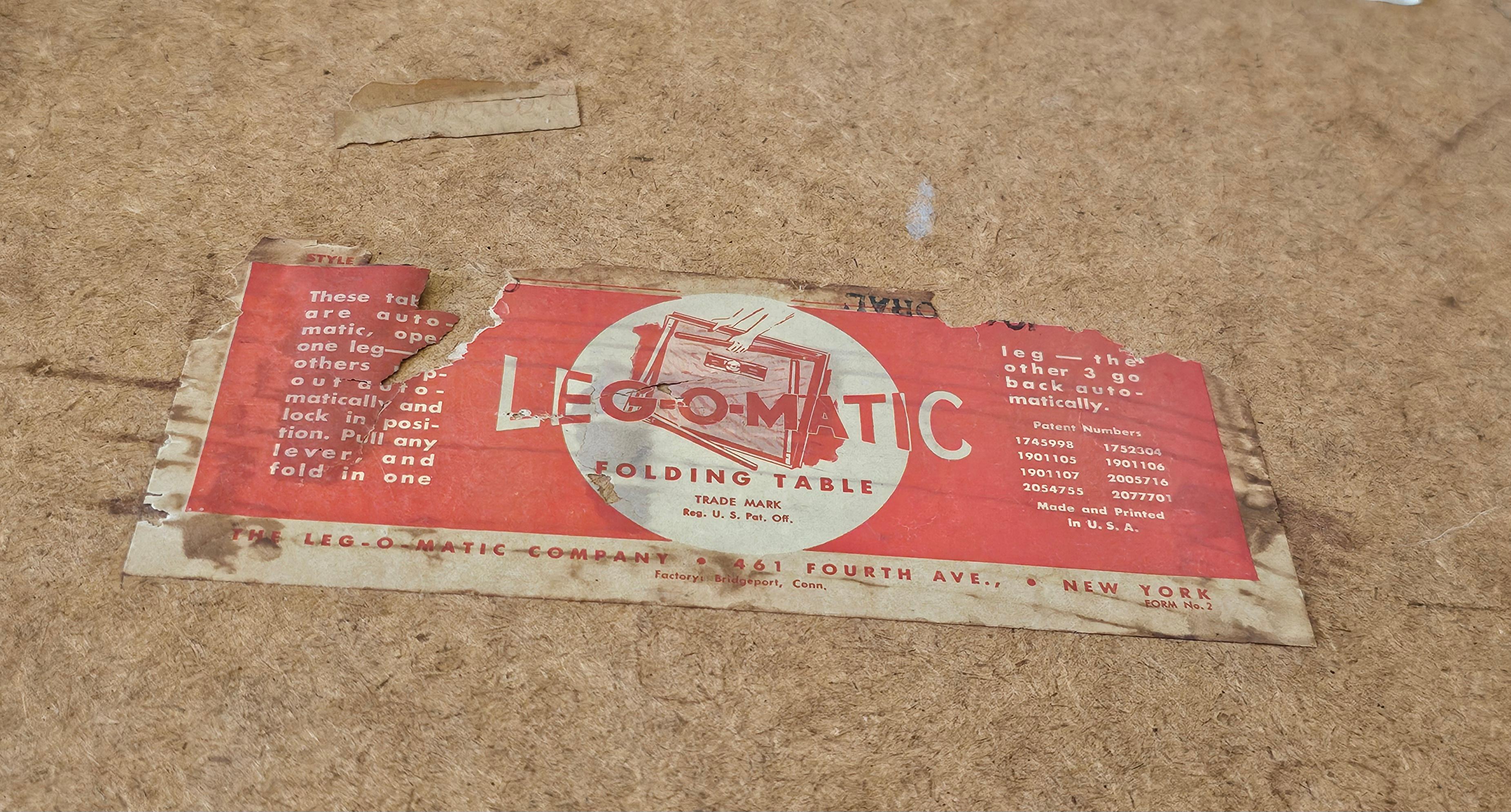 1950er Leg-o-Matic Klappbarer Kartentisch aus Ahorn und Vinyl im Zustand „Gut“ im Angebot in Germantown, MD