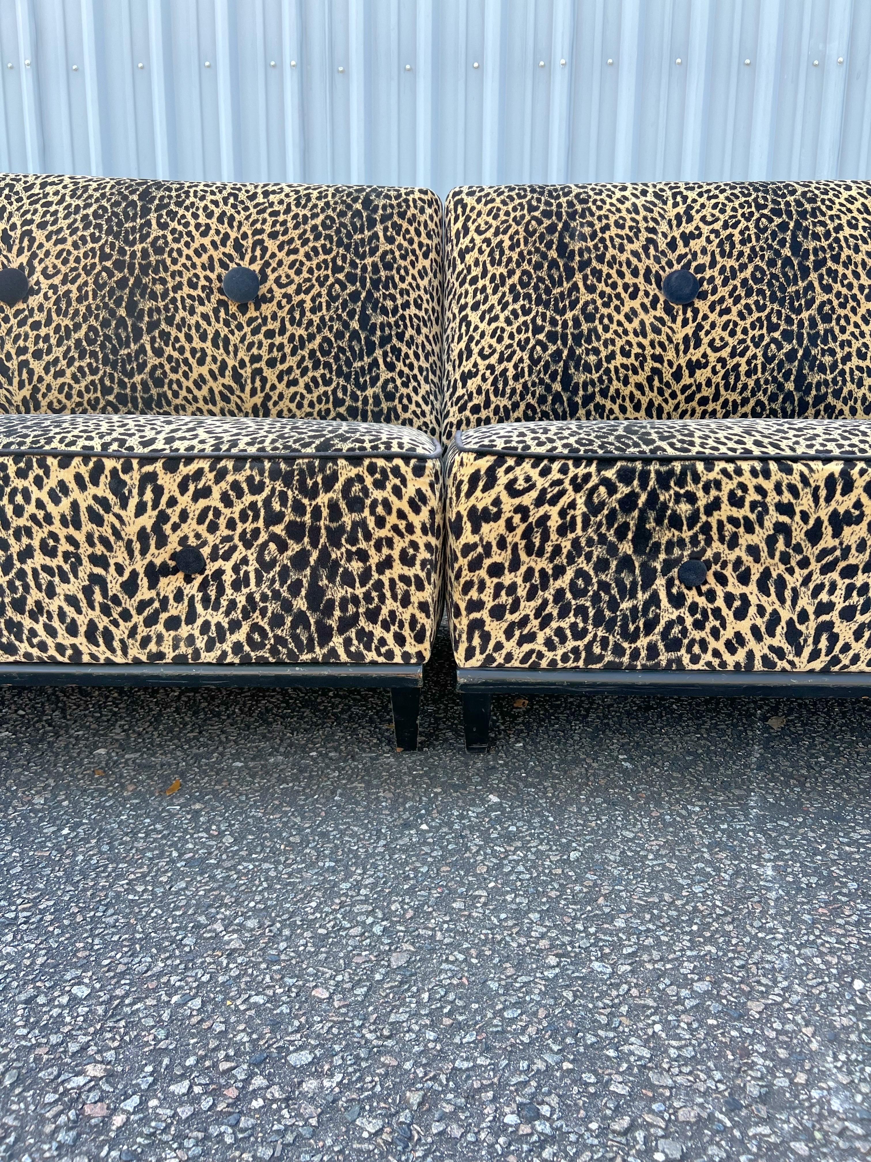 Sofá seccional de 2 piezas de leopardo de los años 50 en venta 2