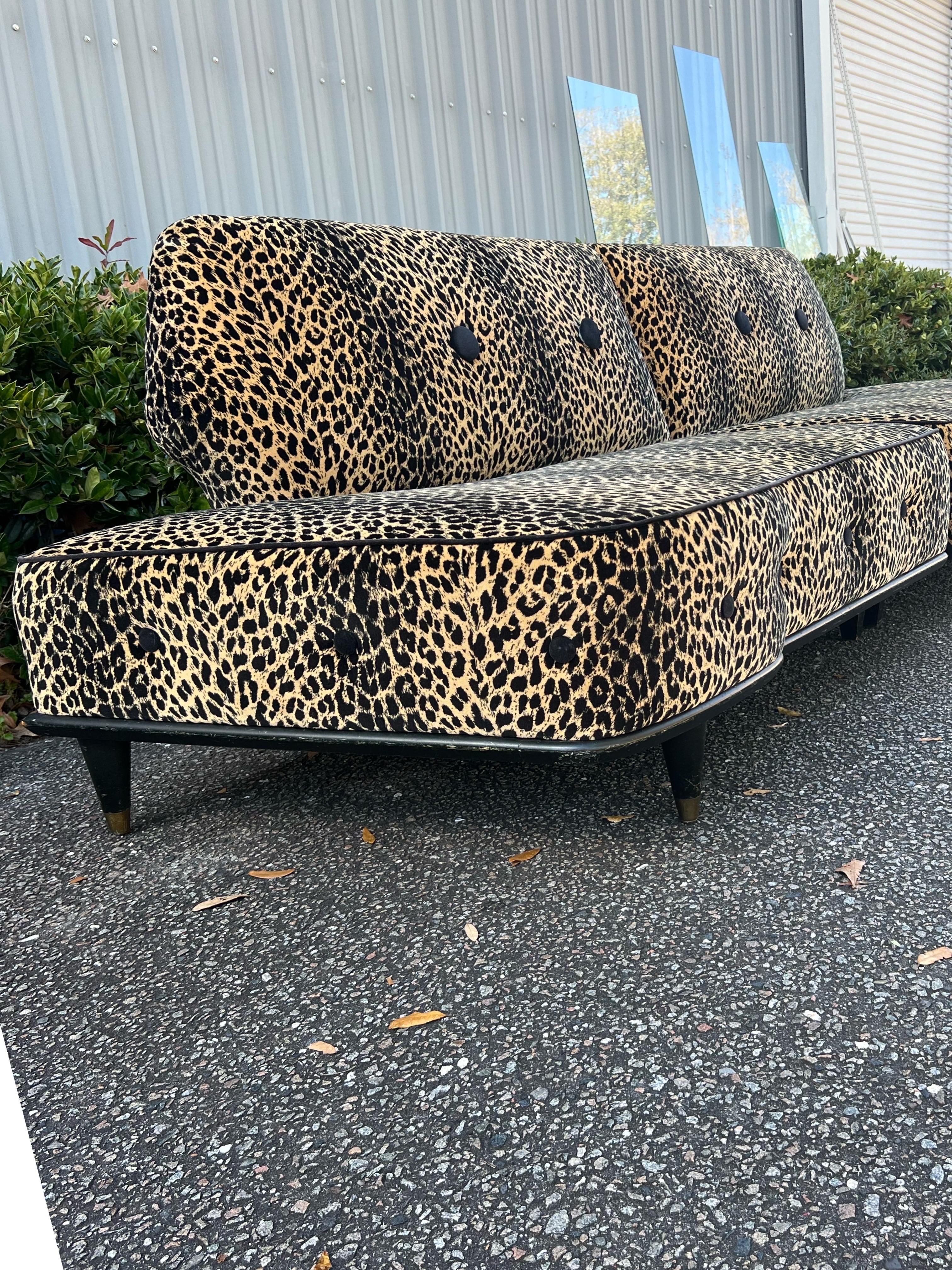 Sofá seccional de 2 piezas de leopardo de los años 50 en venta 4