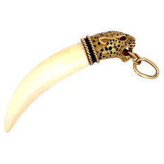 1950s Leopard Head Marble Quartz Tooth Pendant in 18 Karat Gold