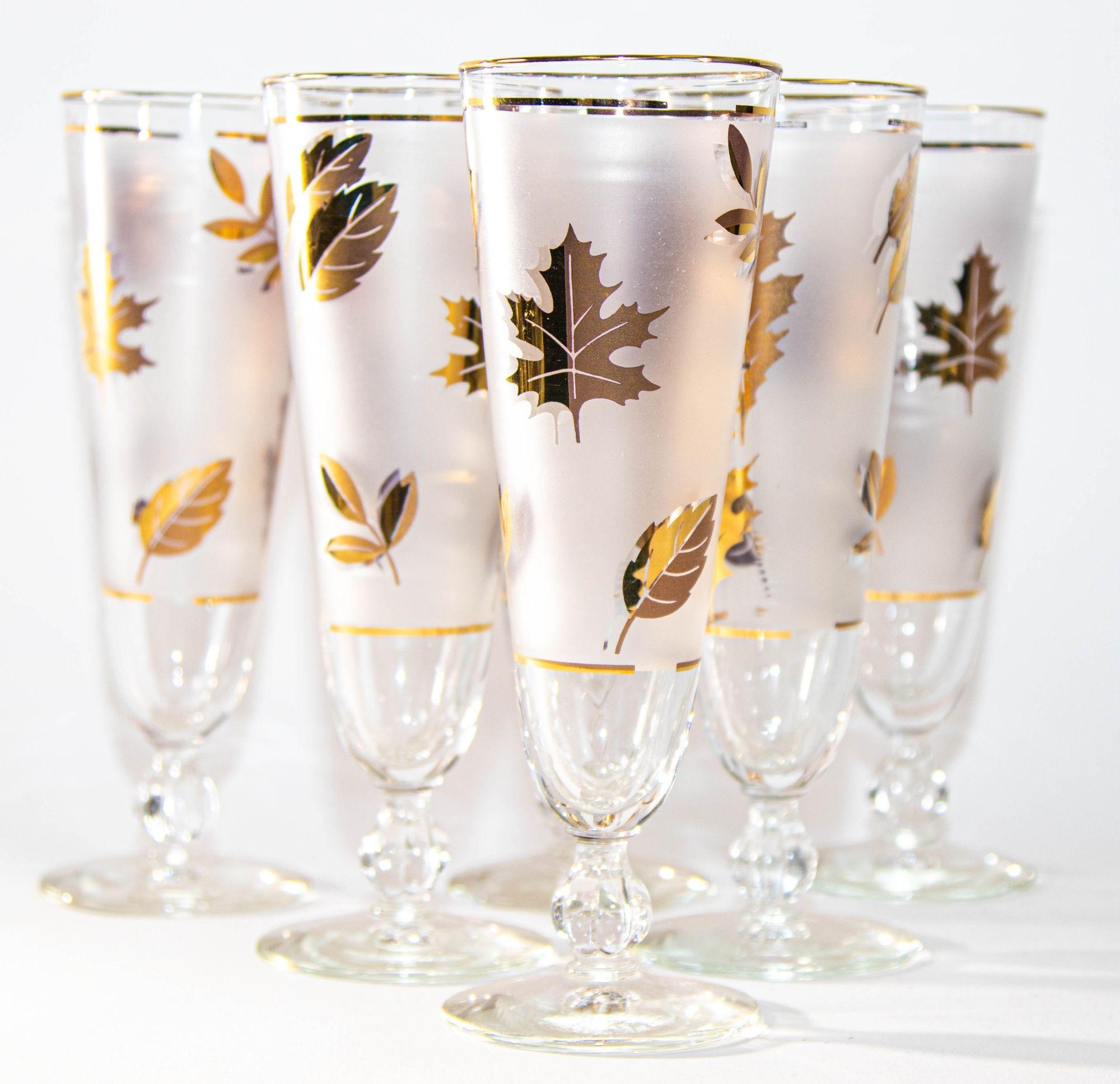 Libbey Glass Company Golden Foliage Pilsner Glass set of 6 Frosted with Gold Leaf.
Set of vintage pilsner glasses from Libbey in their Golden Foliage pattern.
Libbey Golden Foliage collection Made in America.
They are stemmed drinking glasses with