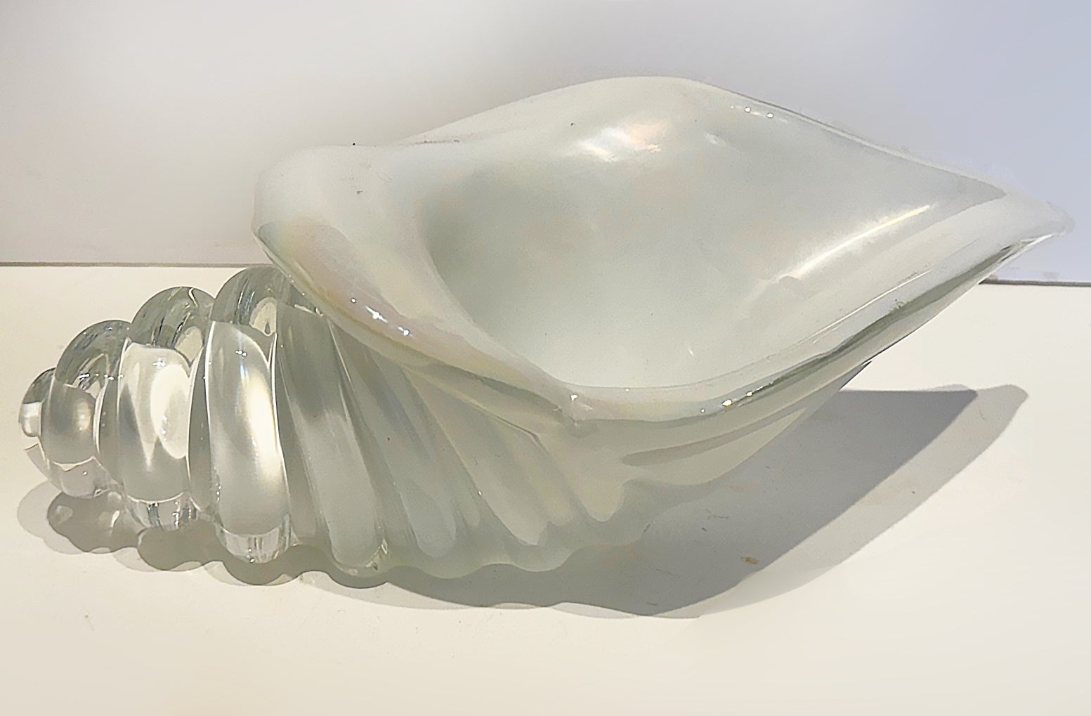 1950er Vintage Licio Zanetti Signiert Murano Glas Muschel Skulptur

Zum Verkauf angeboten wird eine signierte Original-Skulptur aus mundgeblasenem Murano-Glas aus den 1950er Jahren, die eine Muschel darstellt.  Licio Zanetti.  Die Muschel hat eine