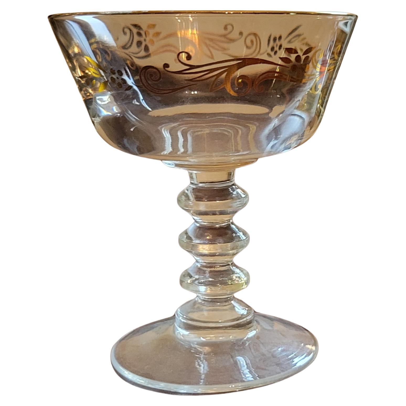 Un ensemble de 12 verres à champagne / sherbet 'Gold Crown' de Lifetime en excellent état. Cet ensemble a été fabriqué approximativement en 1951. Chaque verre a un diamètre de 3 3/4