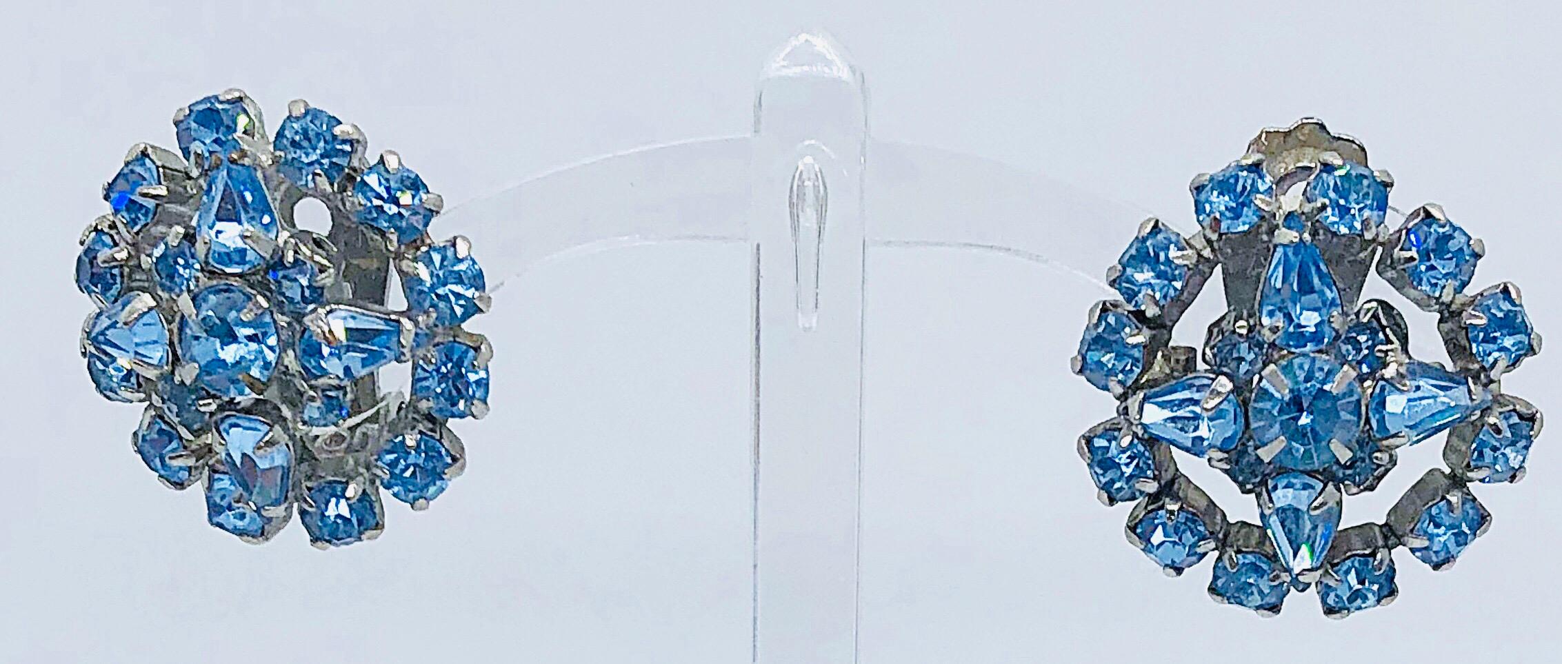 1950er Hellblaue runde Kristall-Clip-Ohrringe mit Strass - auf Vintage 50er Jahre Damen im Angebot