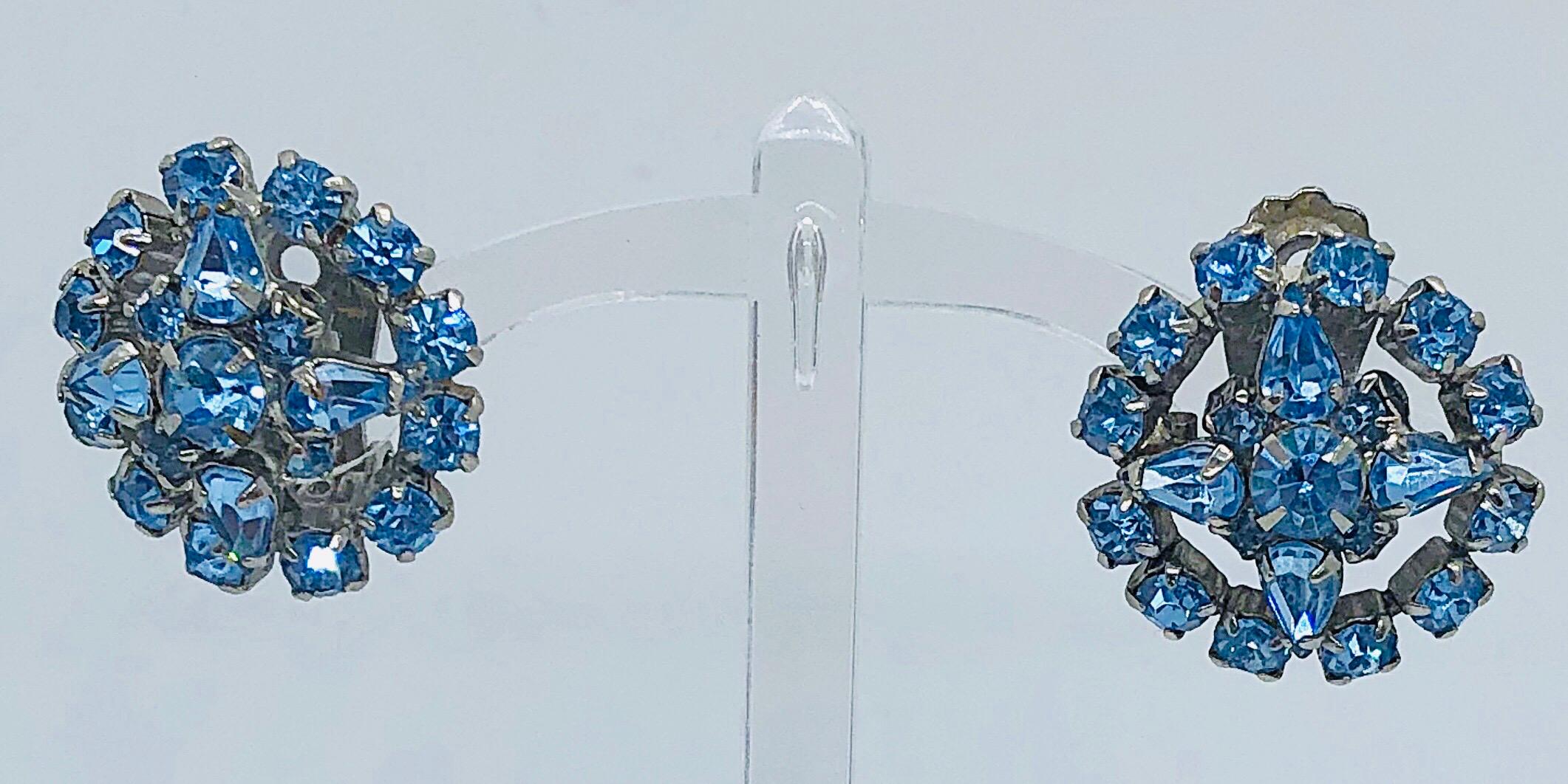 1950s Light Blue Rhinestone Round Crystal Clip - On Vintage 50s Earrings In Excellent Condition For Sale In San Diego, CA