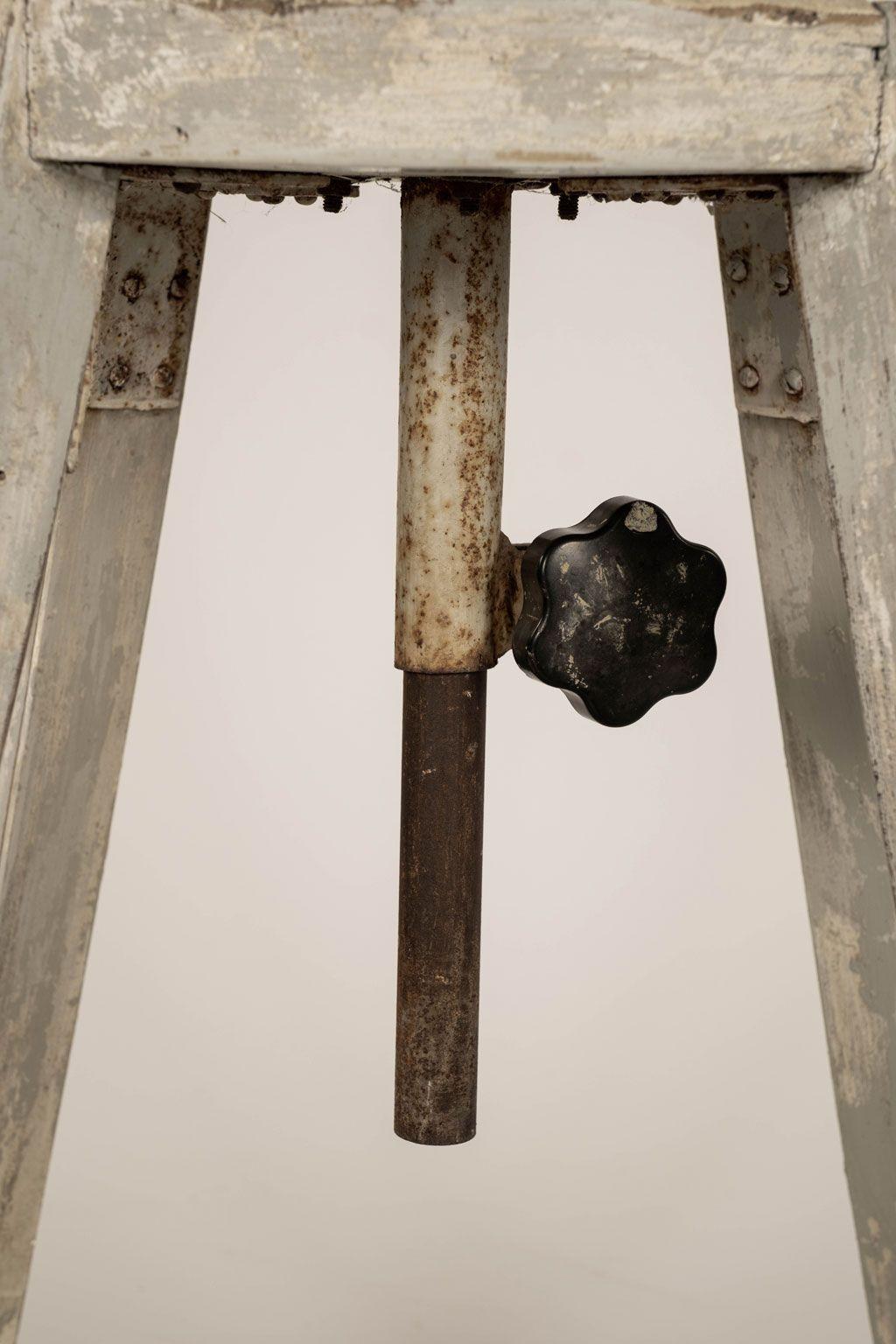 Socle de sculpteur français des années 1950, peint en gris clair en vente 2