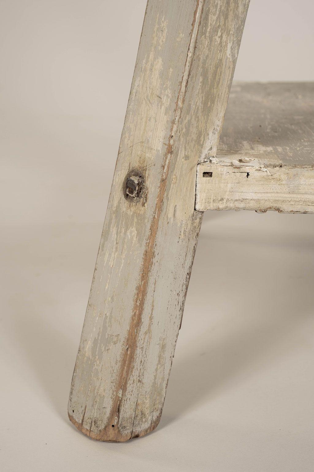 CIRCA 1950er Jahre hellgrau lackierter französischer Bildhauerständer. Verstellbare Platte mit einem Durchmesser von 15,75 Zoll (bis zu einer Höhe von 43,5 Zoll anhebbar und schwenkbar). Originale oder frühe hellgraue und weiße Lackierung mit