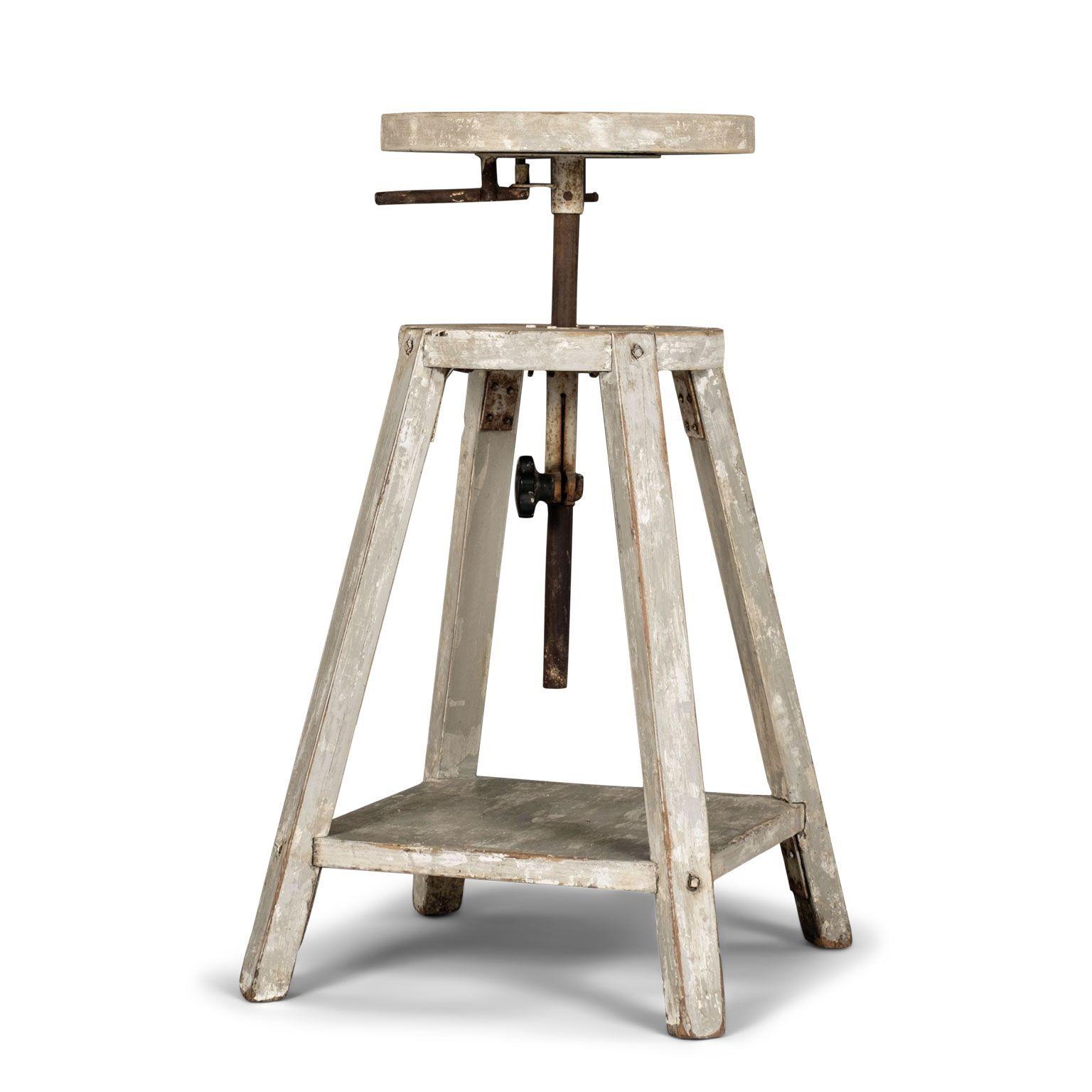 Industriel Socle de sculpteur français des années 1950, peint en gris clair en vente
