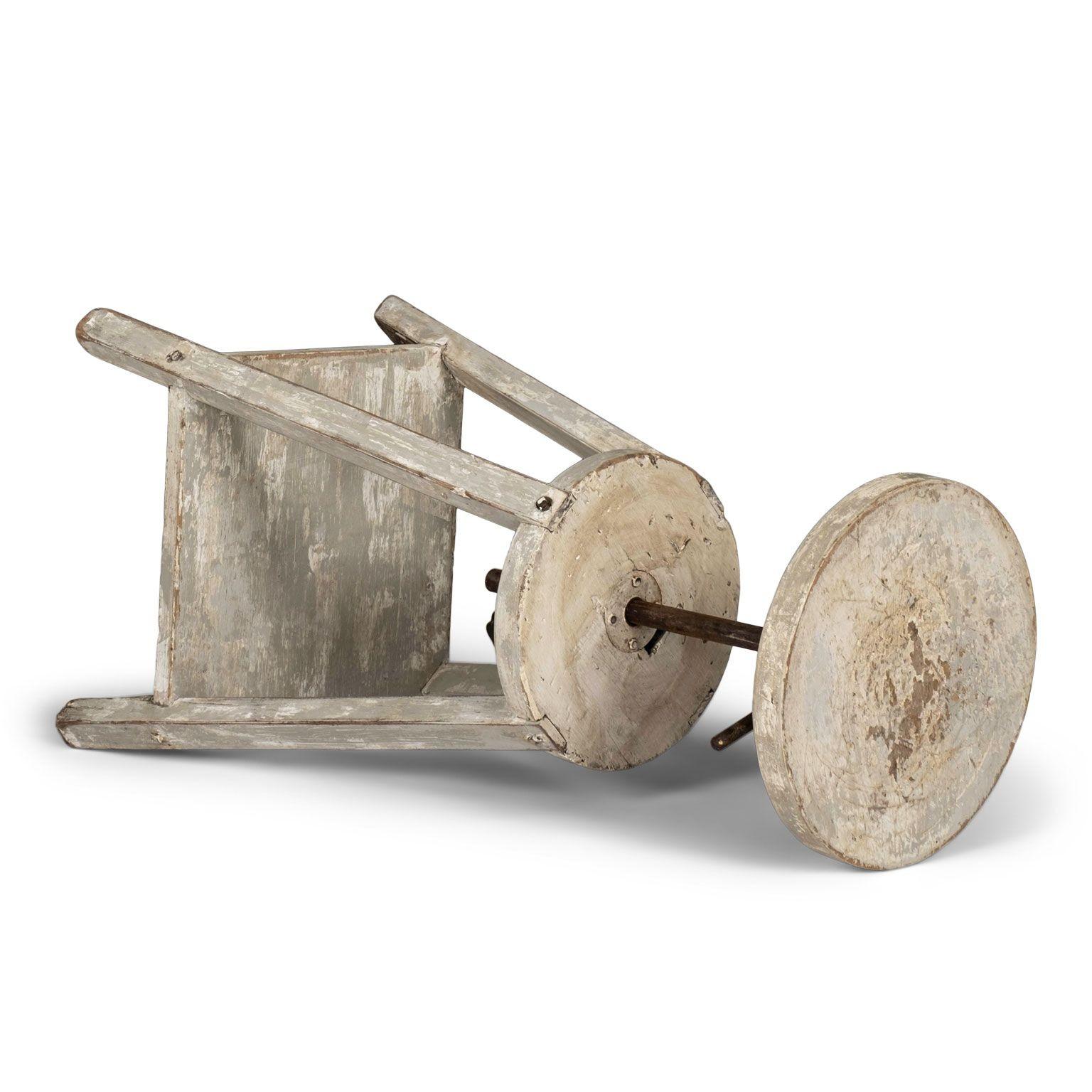 Sculpté à la main Socle de sculpteur français des années 1950, peint en gris clair en vente
