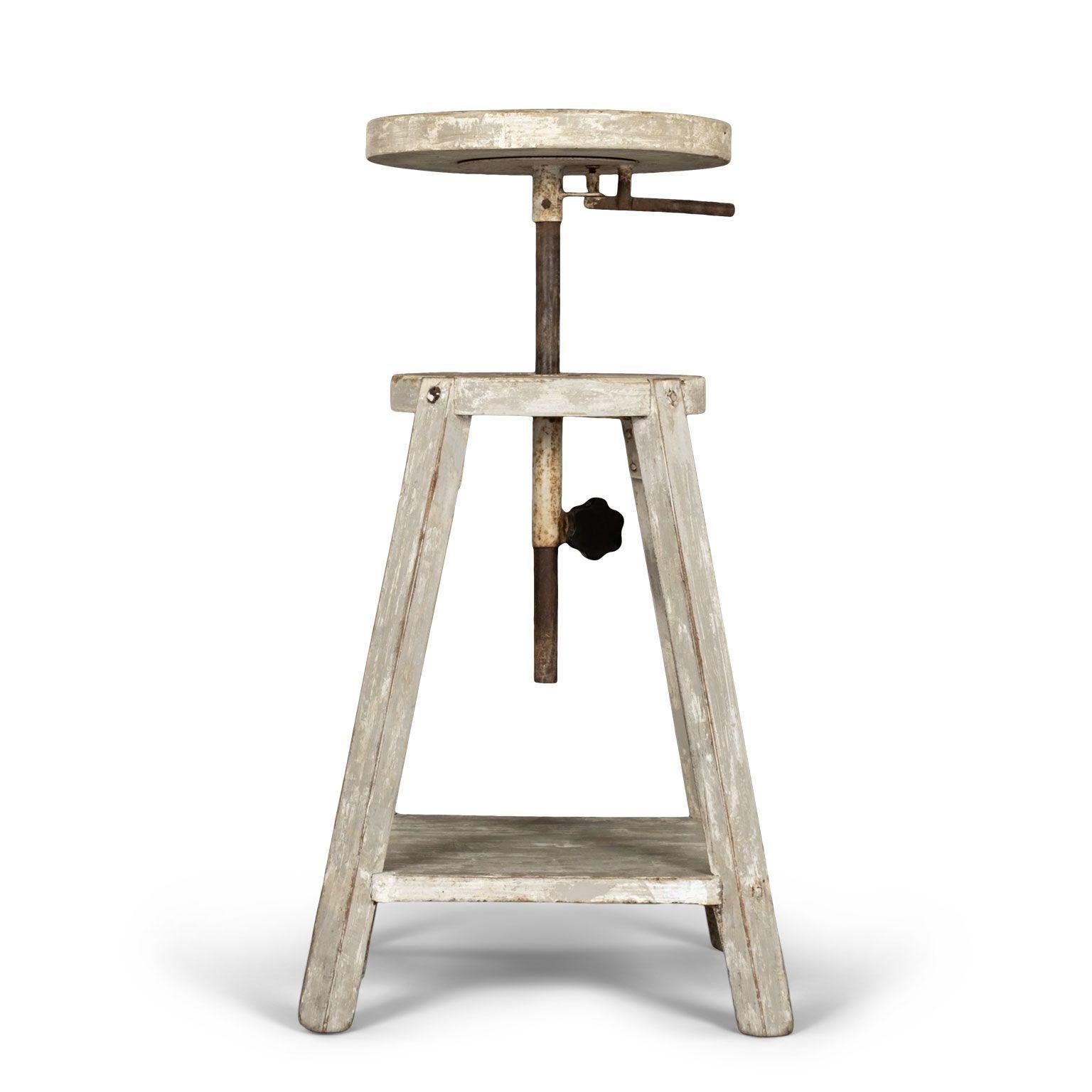 Milieu du XXe siècle Socle de sculpteur français des années 1950, peint en gris clair en vente