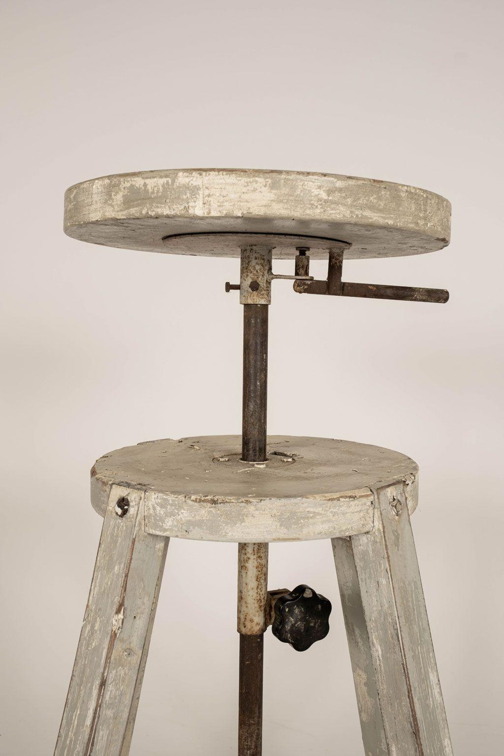 Acier Socle de sculpteur français des années 1950, peint en gris clair en vente