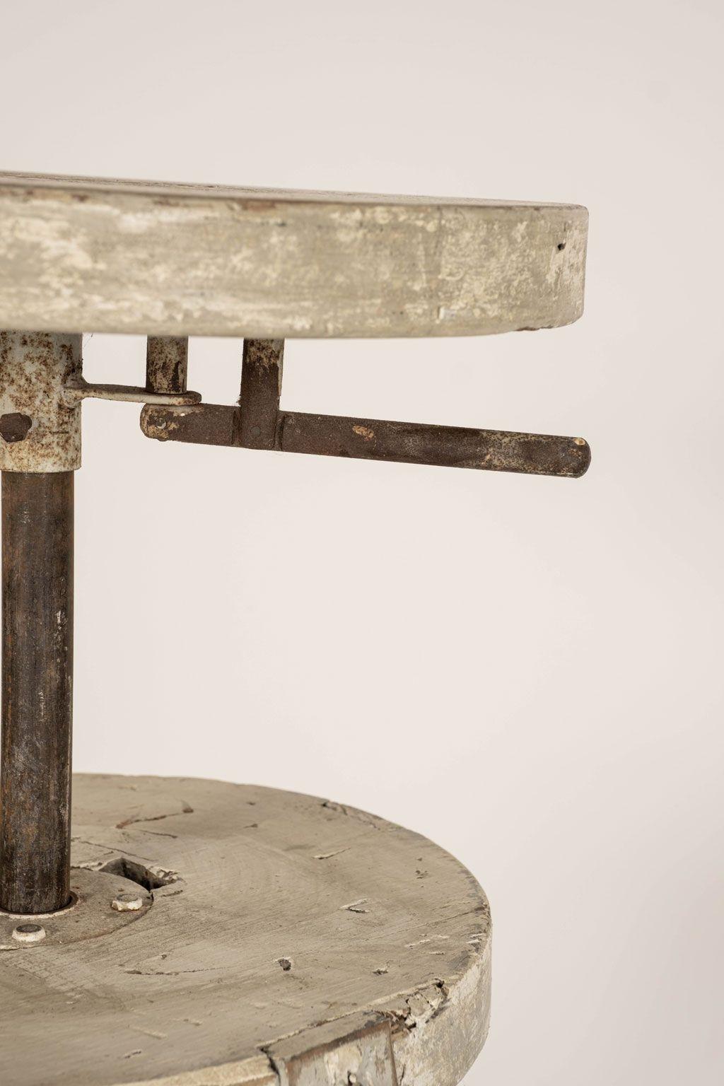 Socle de sculpteur français des années 1950, peint en gris clair en vente 1
