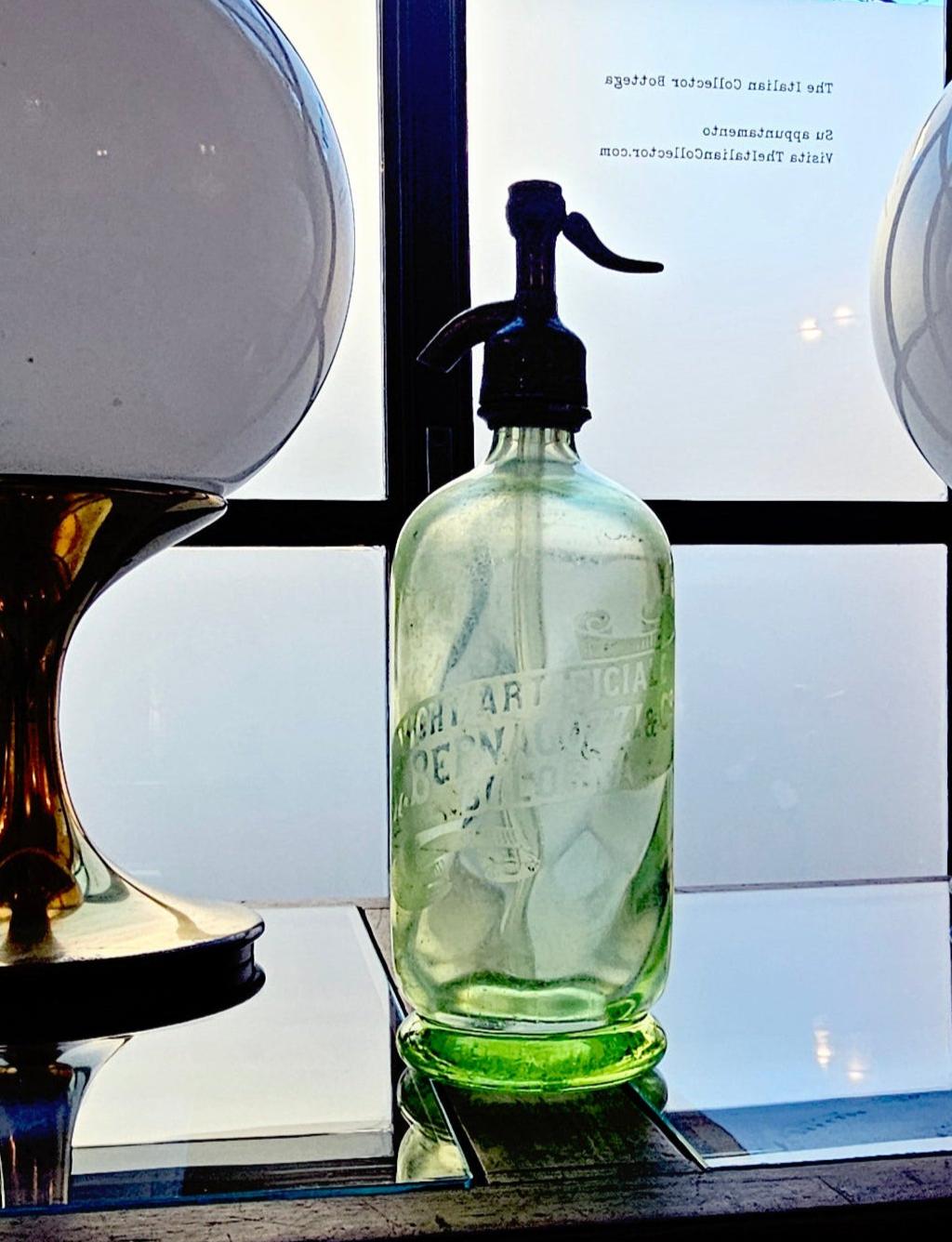 Bottiglia di soda verde chiaro degli anni '50 con il nome del proprietario del bar e la città - L. Bernagozzi & Co, Bologna - Vichy Artificiale.   Uno spettacolare pezzo decorativo per il bar di casa e per l'esposizione.