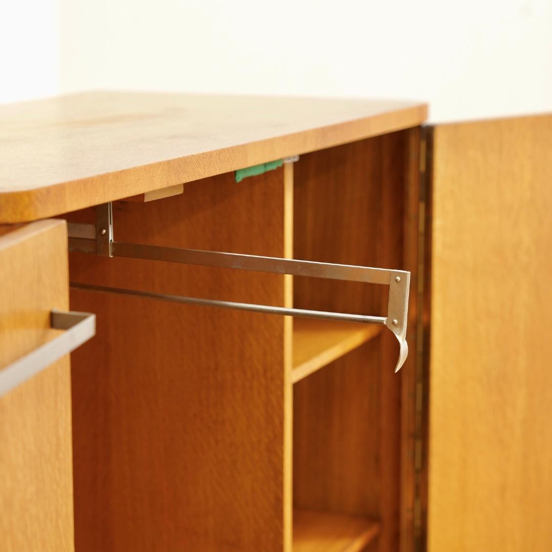 Armario de caballero de roble claro de los años 50 de Ton en venta 3