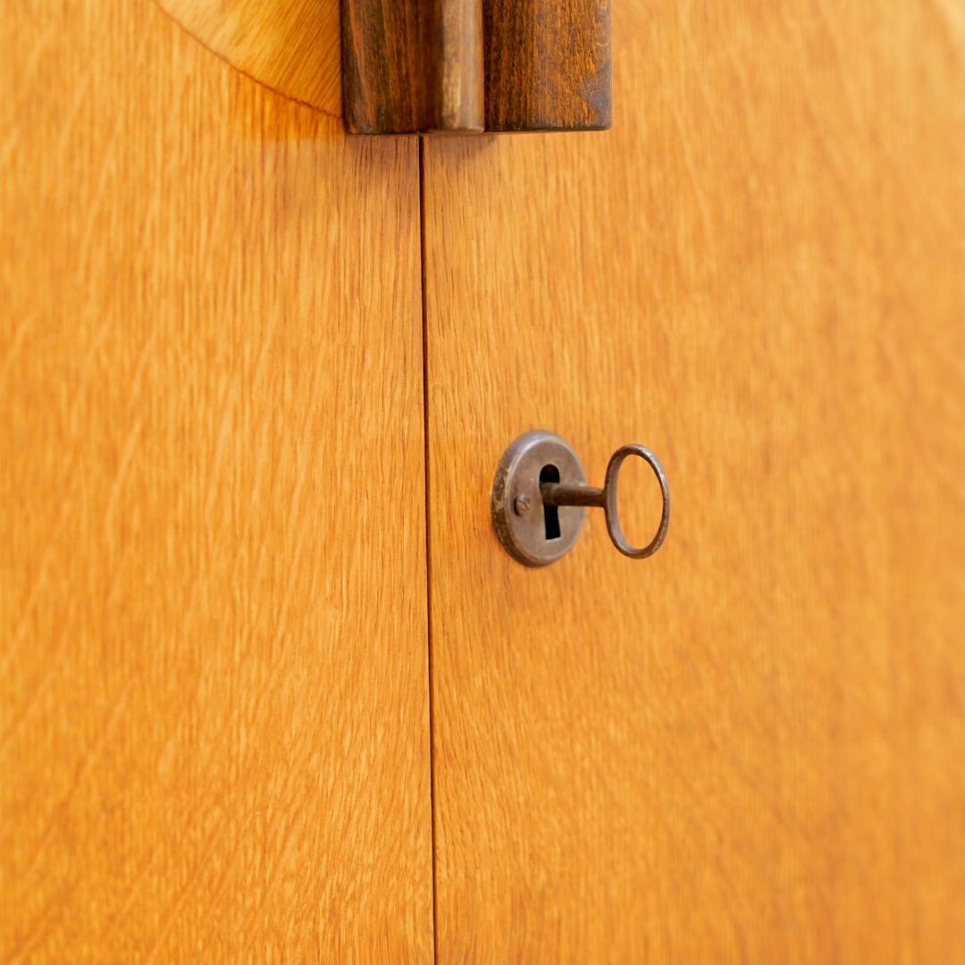 Armario de caballero de roble claro de los años 50 de Ton mediados del siglo XX en venta