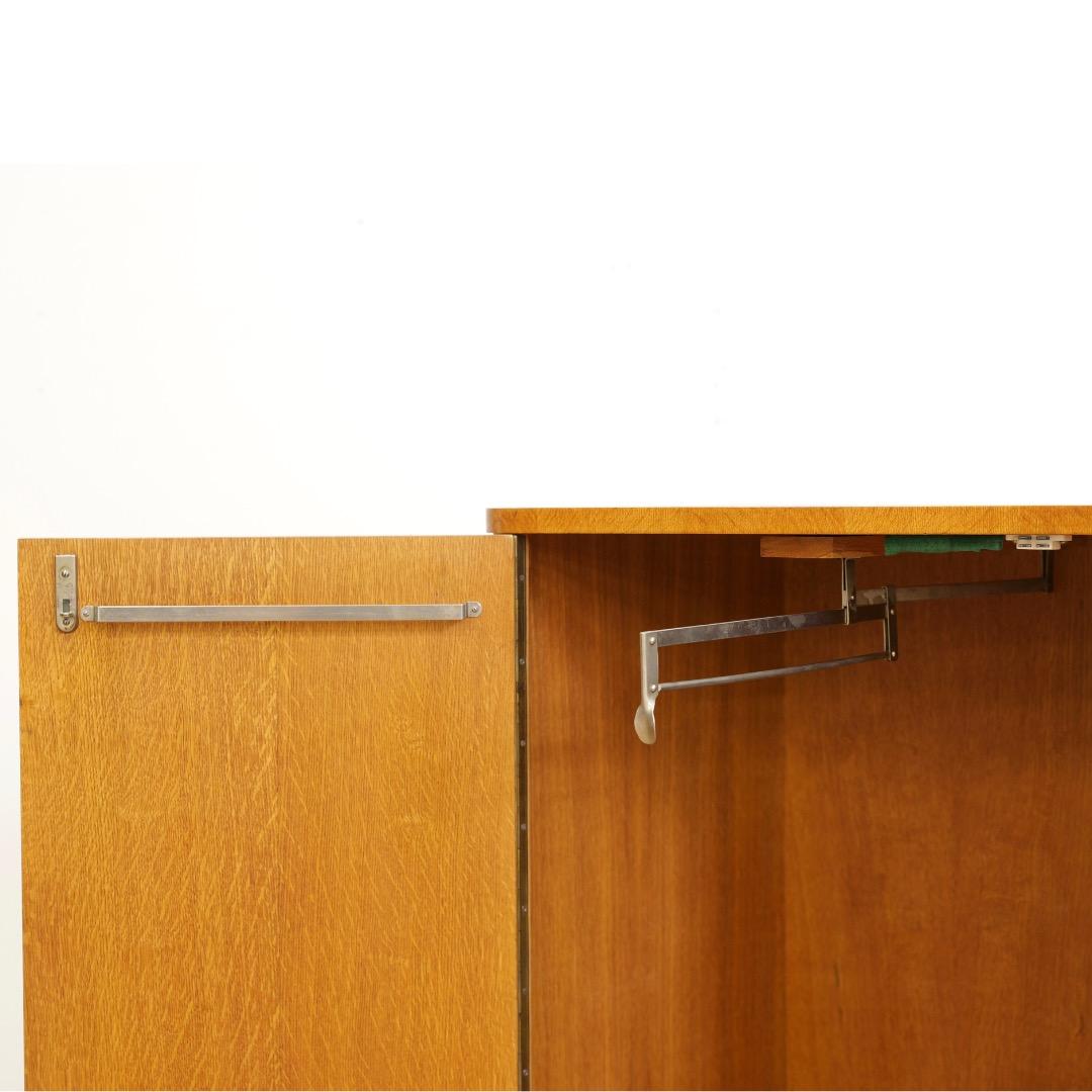 Armario de caballero de roble claro de los años 50 de Ton en venta 1