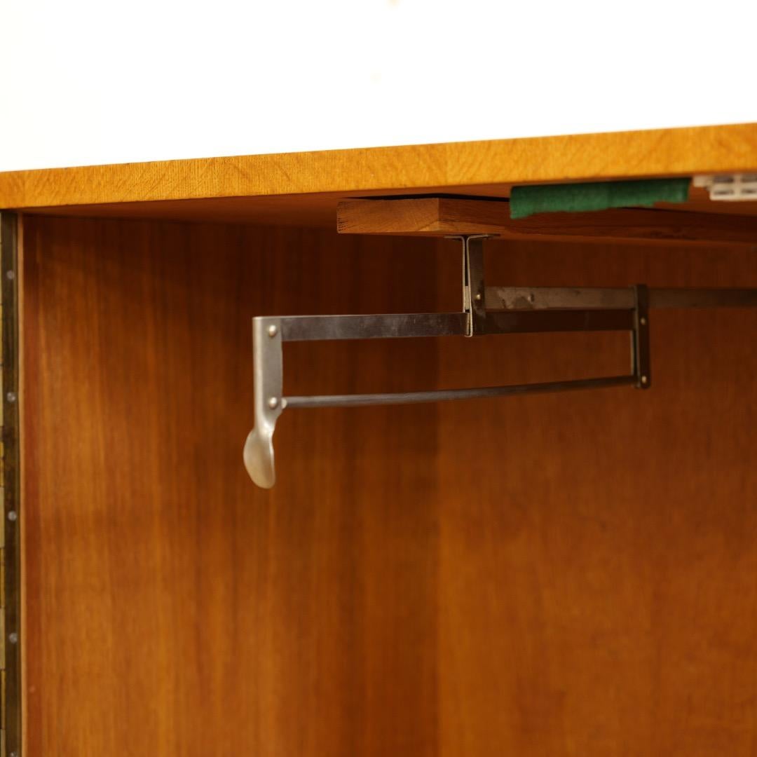 Armario de caballero de roble claro de los años 50 de Ton en venta 2