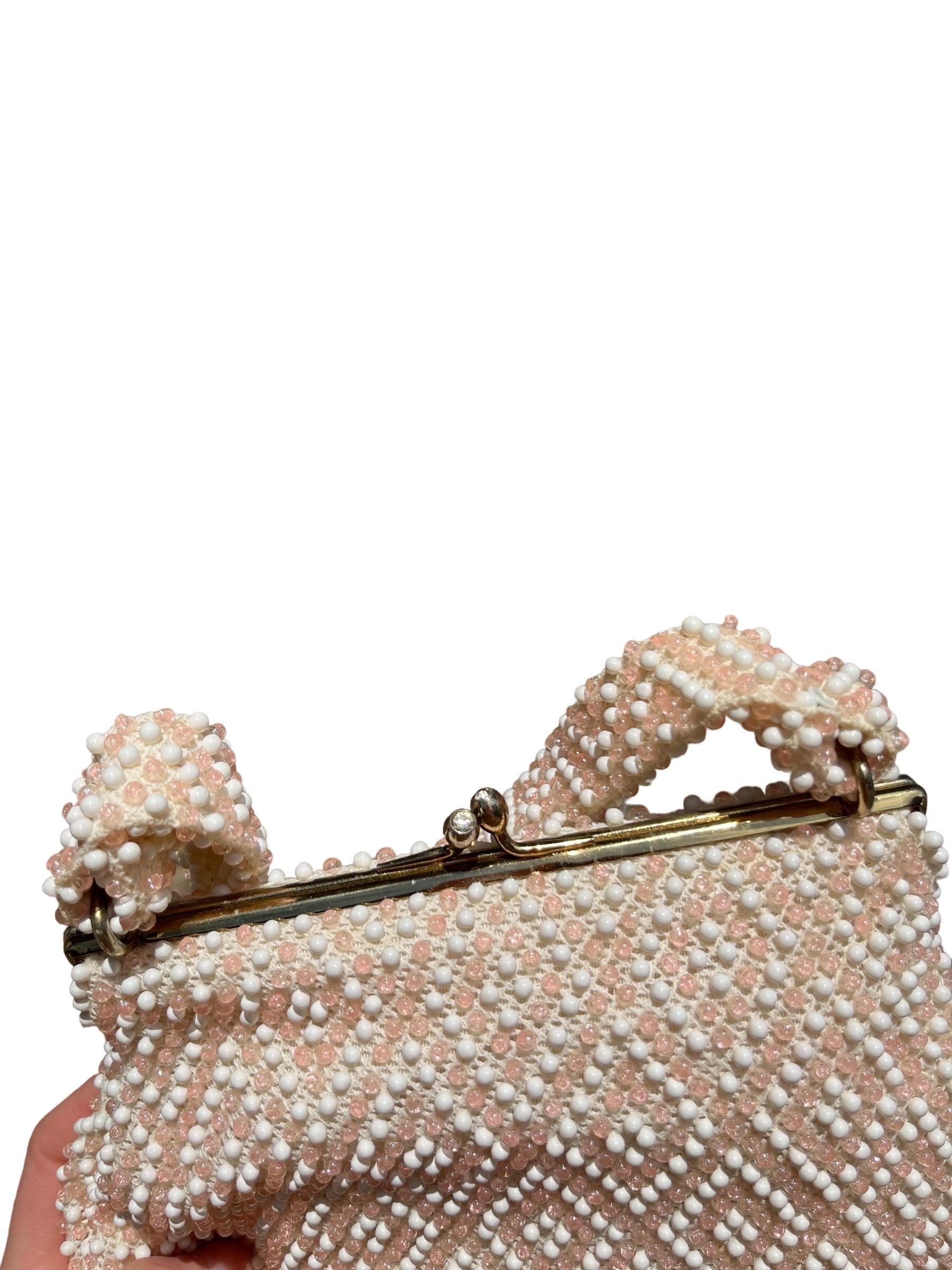 Sac à main Bulle en corde et perles rose clair des années 1950 par Lumured Bon état - En vente à Greenport, NY