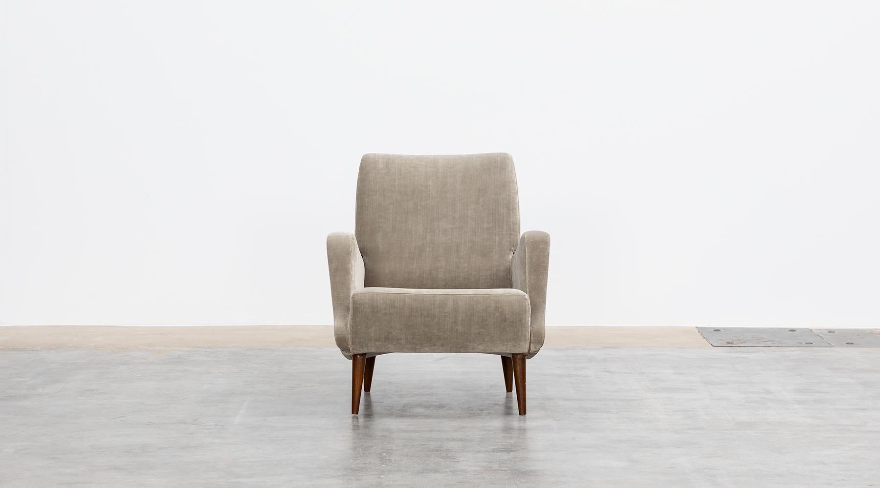 Italian 1950s Light, warm fabric Lounge Chairs by Carlo de Carli, New Upholstery 'b' For Sale