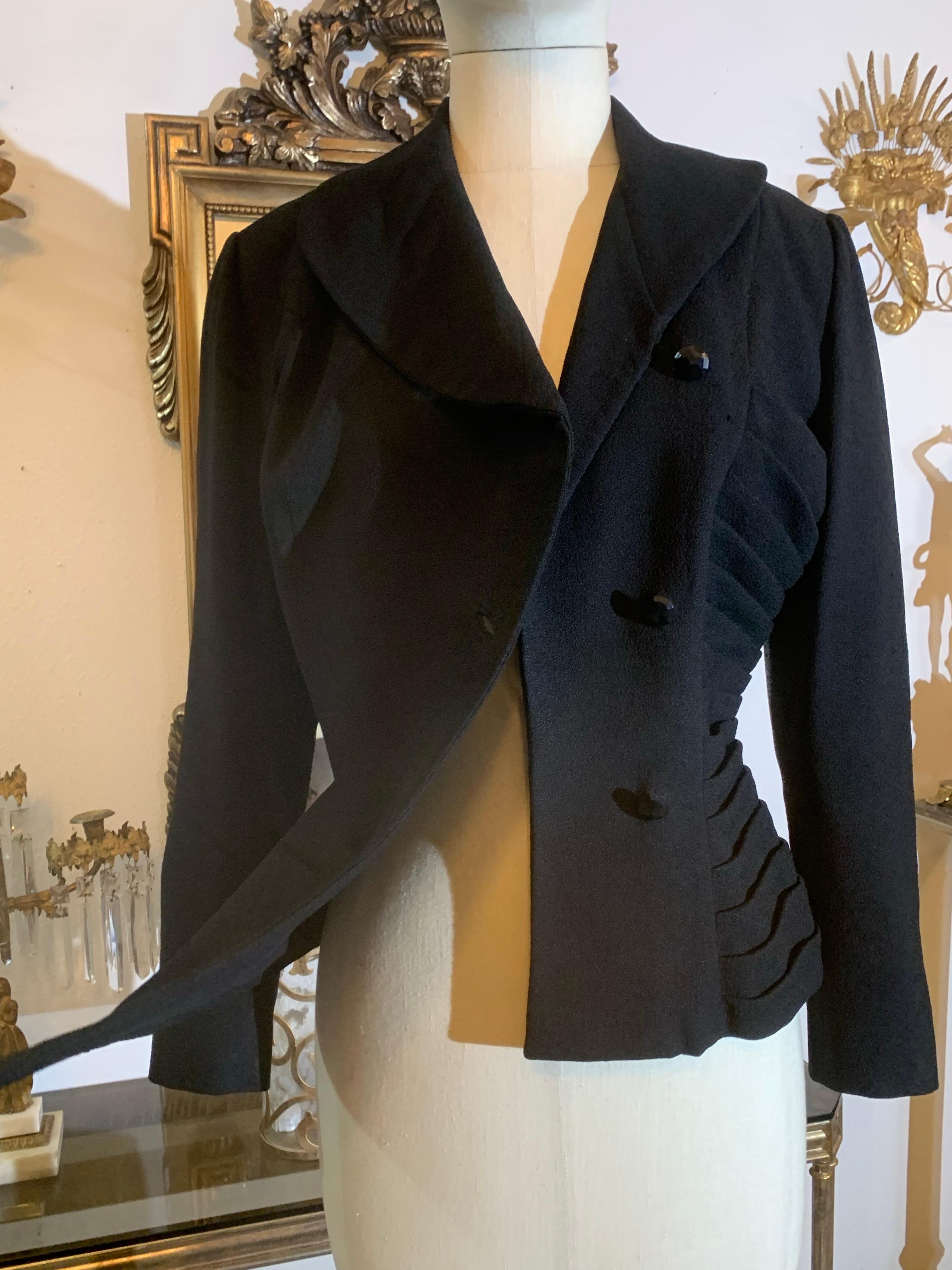 1950 Lilli Ann, giacca da abito asimmetrica e aderente in crepe di lana nera con arricciatura laterale in vendita 5