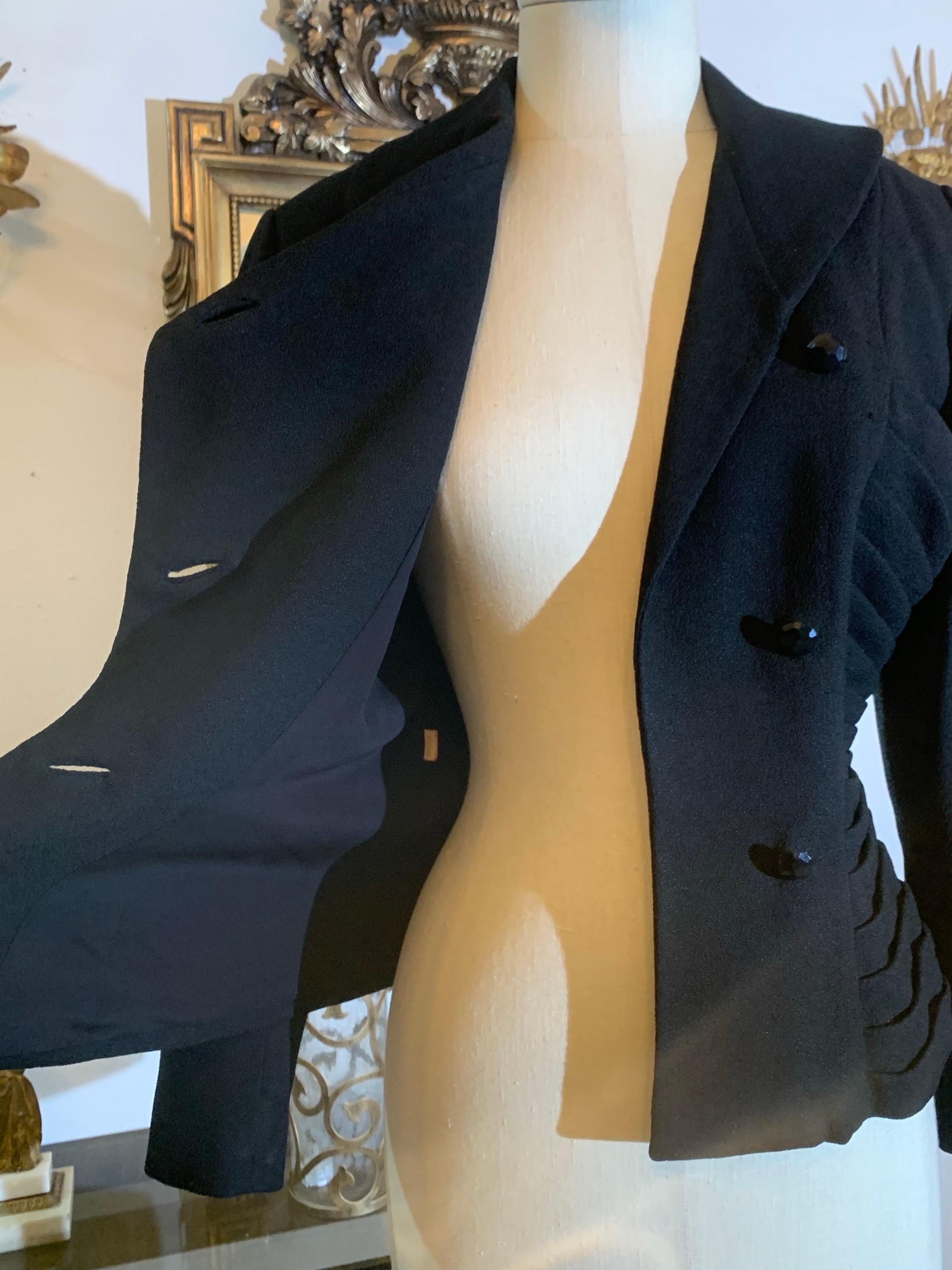 1950 Lilli Ann, giacca da abito asimmetrica e aderente in crepe di lana nera con arricciatura laterale in vendita 6
