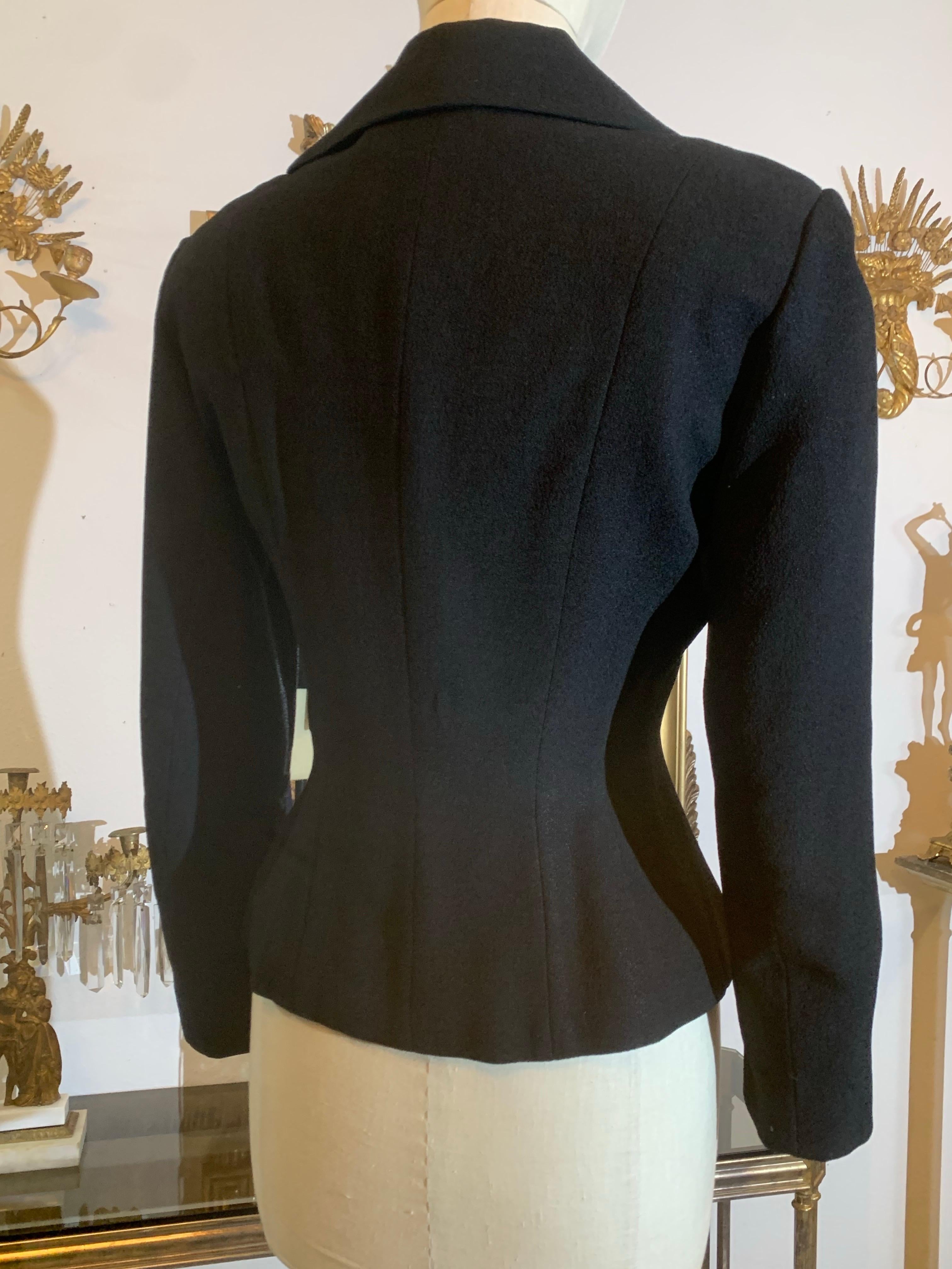 1950 Lilli Ann, giacca da abito asimmetrica e aderente in crepe di lana nera con arricciatura laterale In condizioni ottime in vendita a Gresham, OR