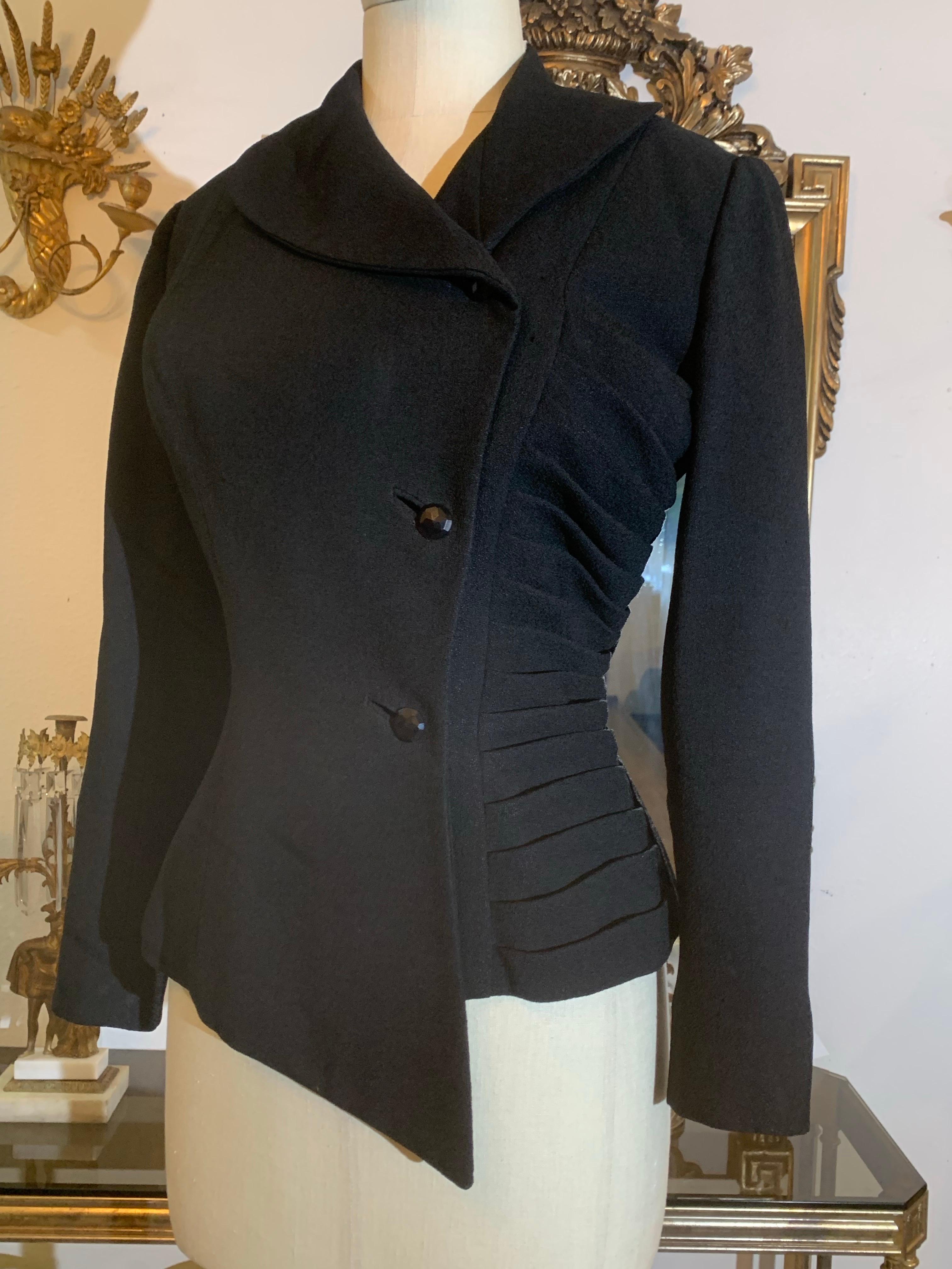 Donna 1950 Lilli Ann, giacca da abito asimmetrica e aderente in crepe di lana nera con arricciatura laterale in vendita