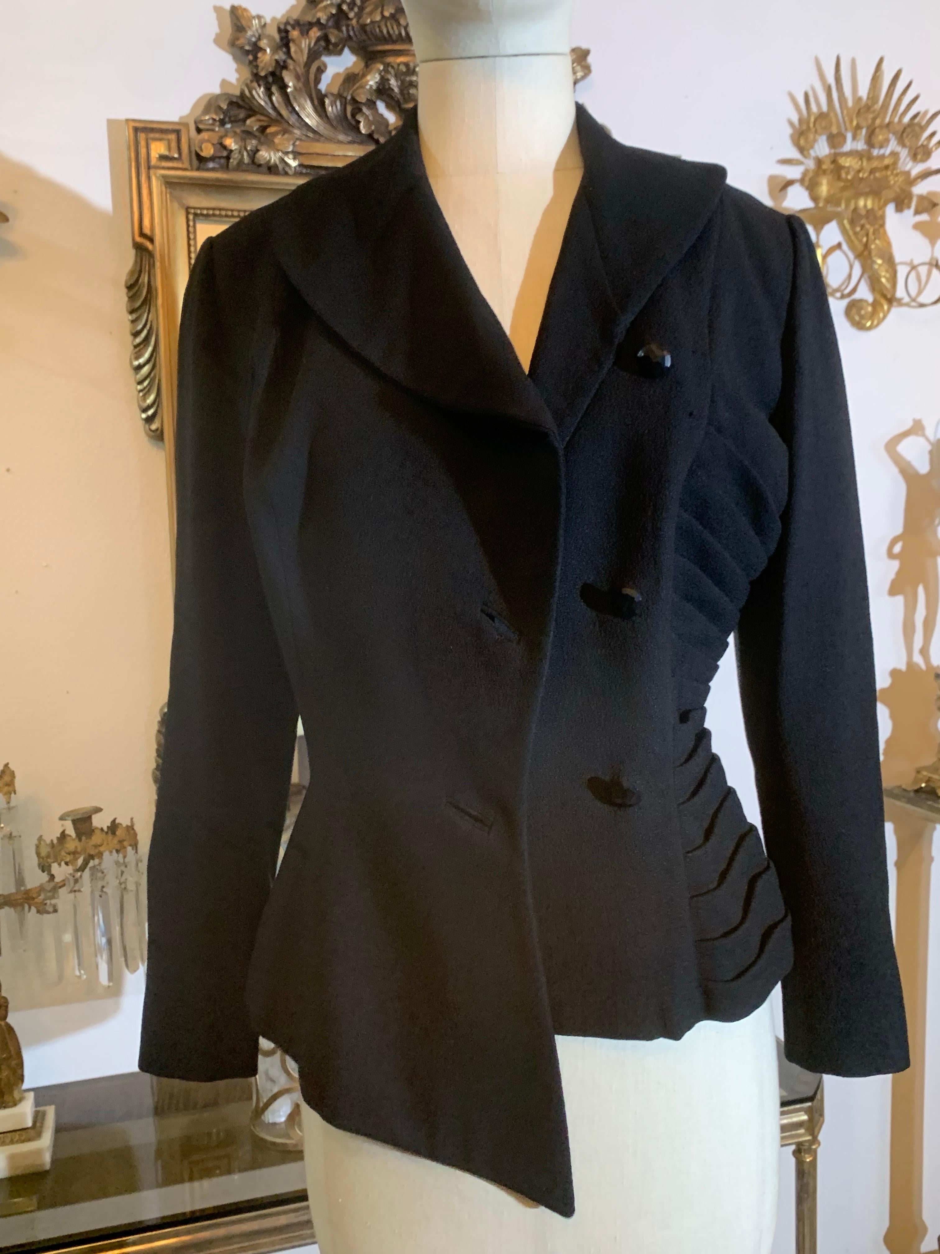 1950 Lilli Ann, giacca da abito asimmetrica e aderente in crepe di lana nera con arricciatura laterale in vendita 3
