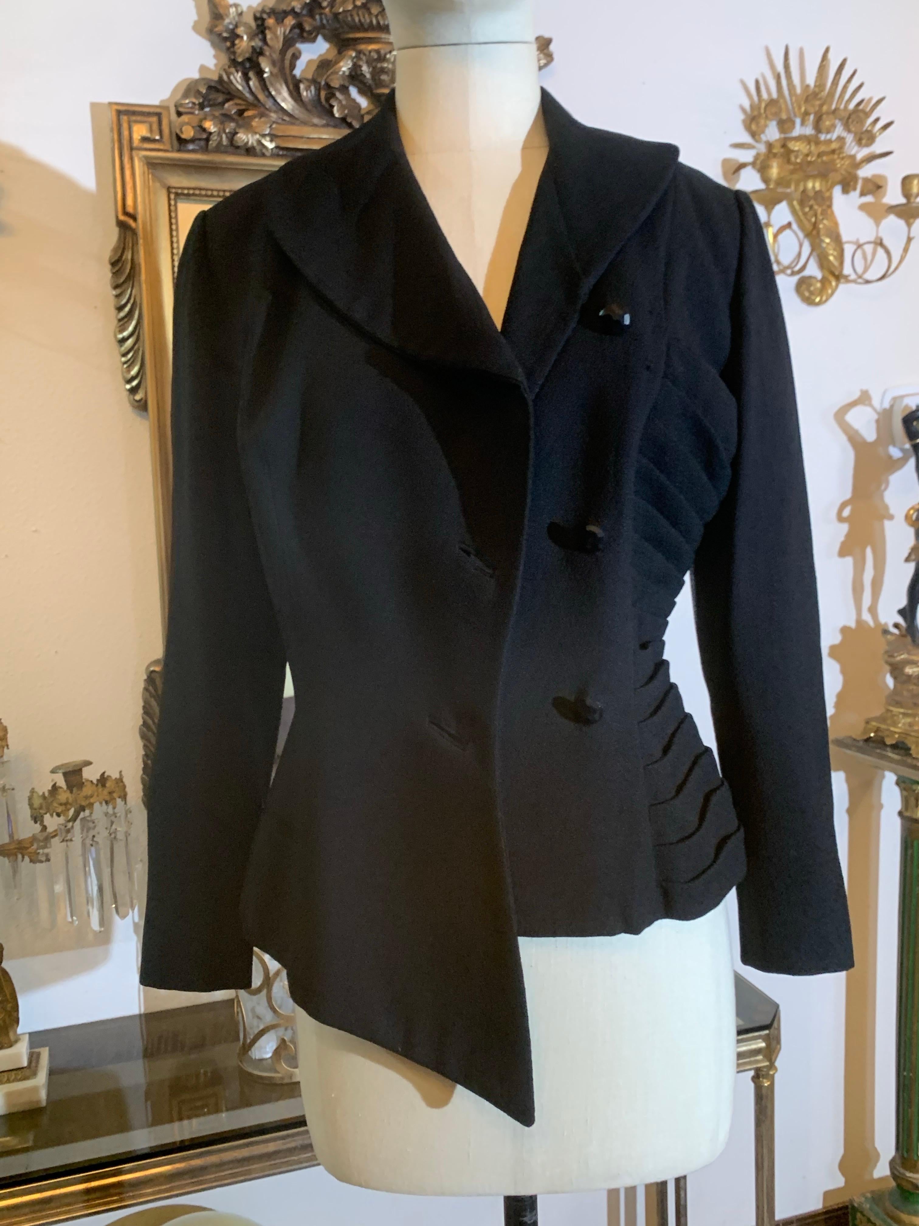 1950 Lilli Ann, giacca da abito asimmetrica e aderente in crepe di lana nera con arricciatura laterale in vendita 4