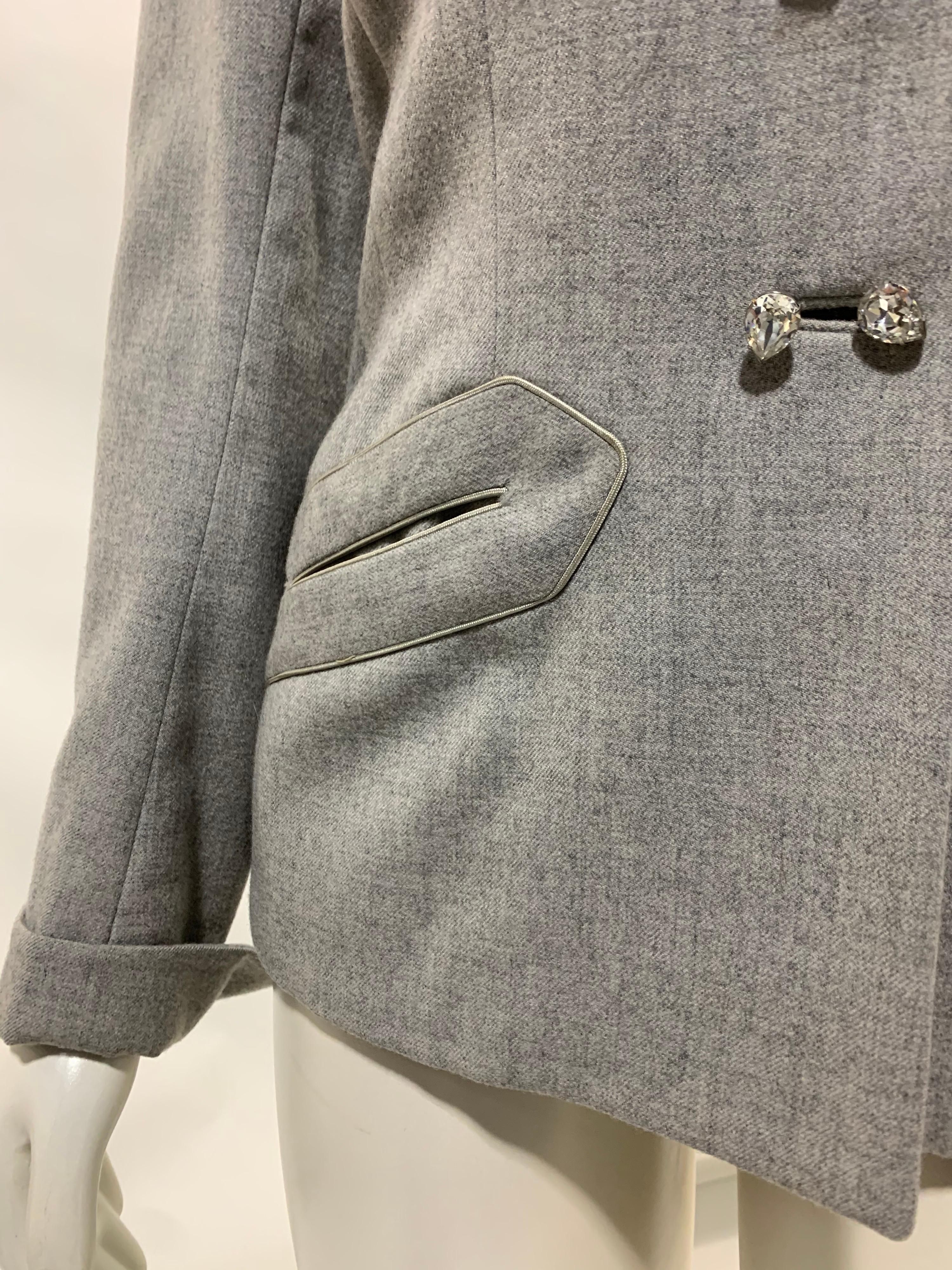 1950er Jahre Lilli Ann Graue Jacke aus gehärteter Wolle mit Juwelenknöpfen und Satinpaspeln im Angebot 1