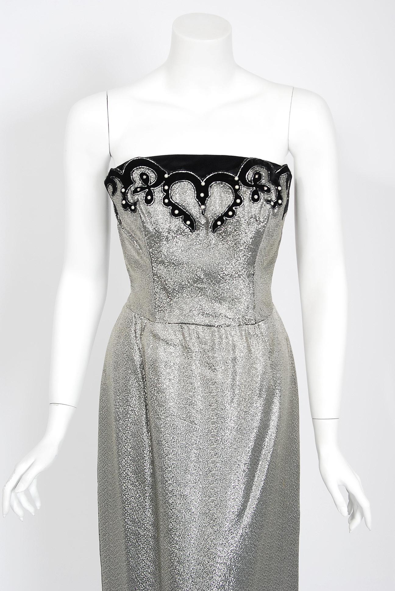 Ein verführerisches und hochgradig stilisiertes Kleid-Ensemble aus funkelndem Silberlamé aus den 1950er Jahren des berühmten Labels Lilli Diamond. Die Silhouette ist klassisch Pin-up 