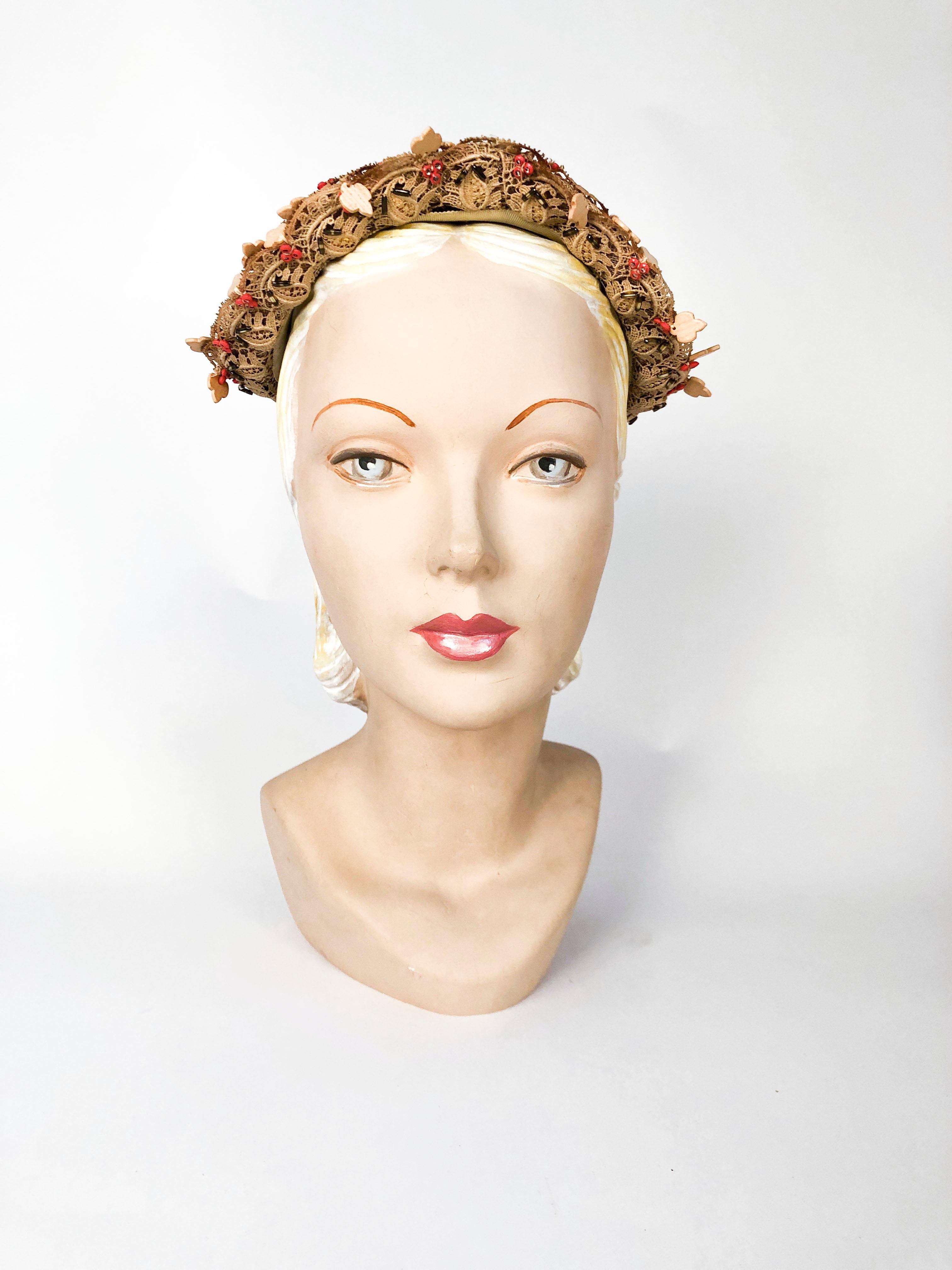 Sombrero de encaje con cuentas caqui Lilly Daché de los años 50, con cuentas de madera en forma de hoja, brillantes, cuentas de arcilla y cordón en capas.