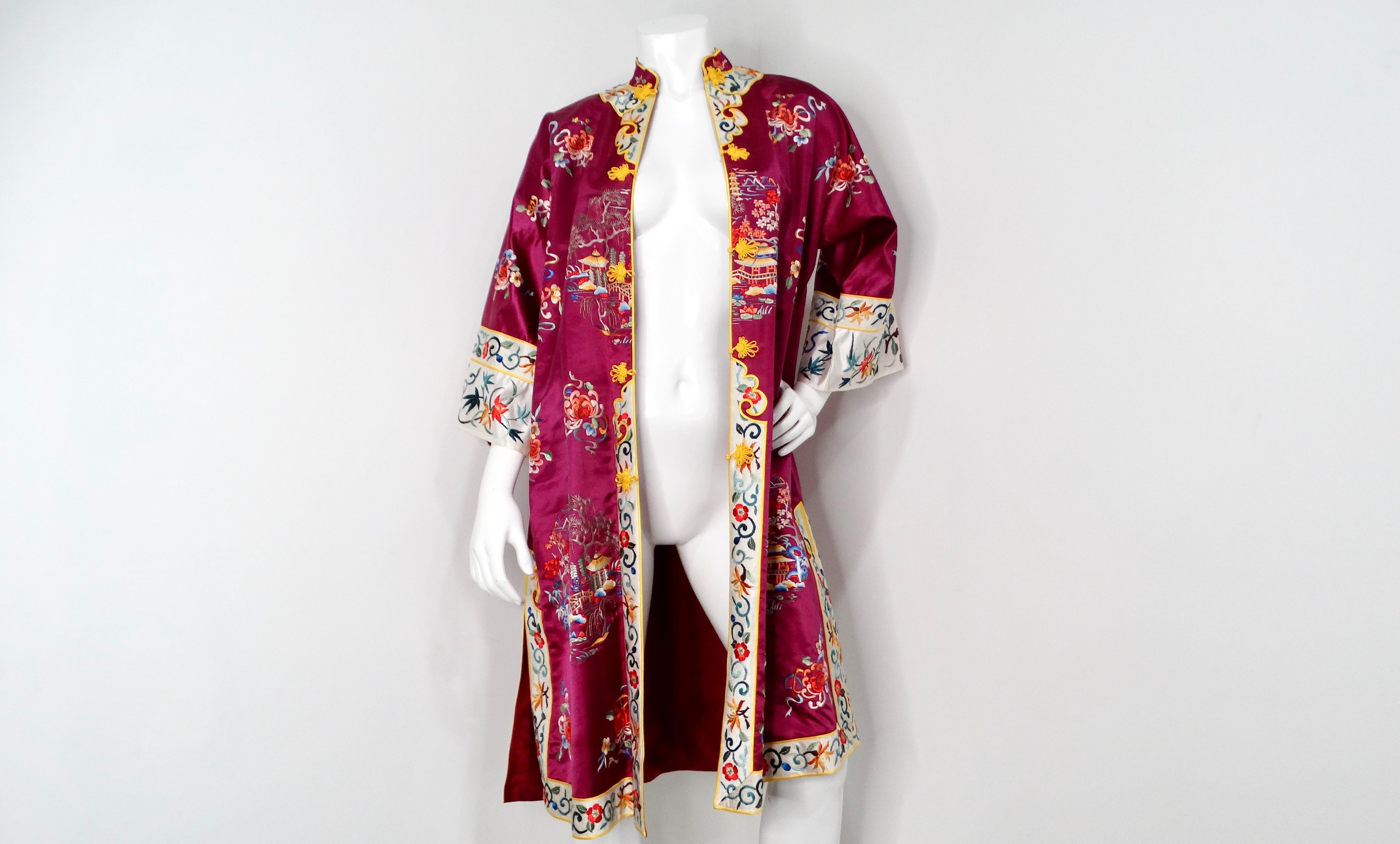 Versetzen Sie sich in die Zeit zurück mit dieser exquisiten 1950er Jahre Lily Chinese Purple Embroidered Floral Print Silk Blend Jacket, ein atemberaubendes Stück, das die Eleganz der Mode der Jahrhundertmitte verkörpert. Die Jacke ist mit einer