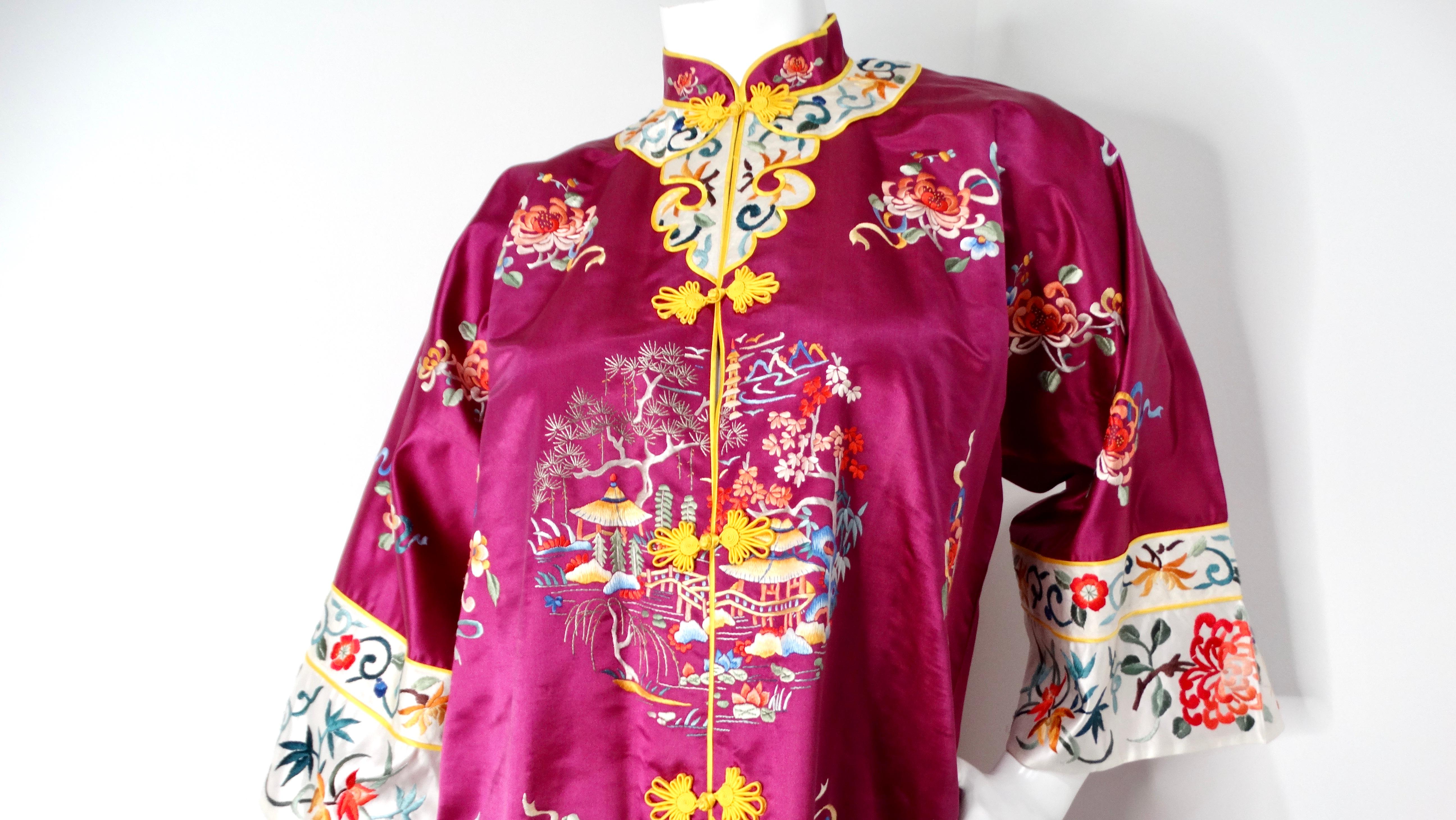 Chinesische lila Jacke aus Seidenmischung mit Blumendruck und besticktem Seidenmischung, 1950er Jahre (Rot) im Angebot