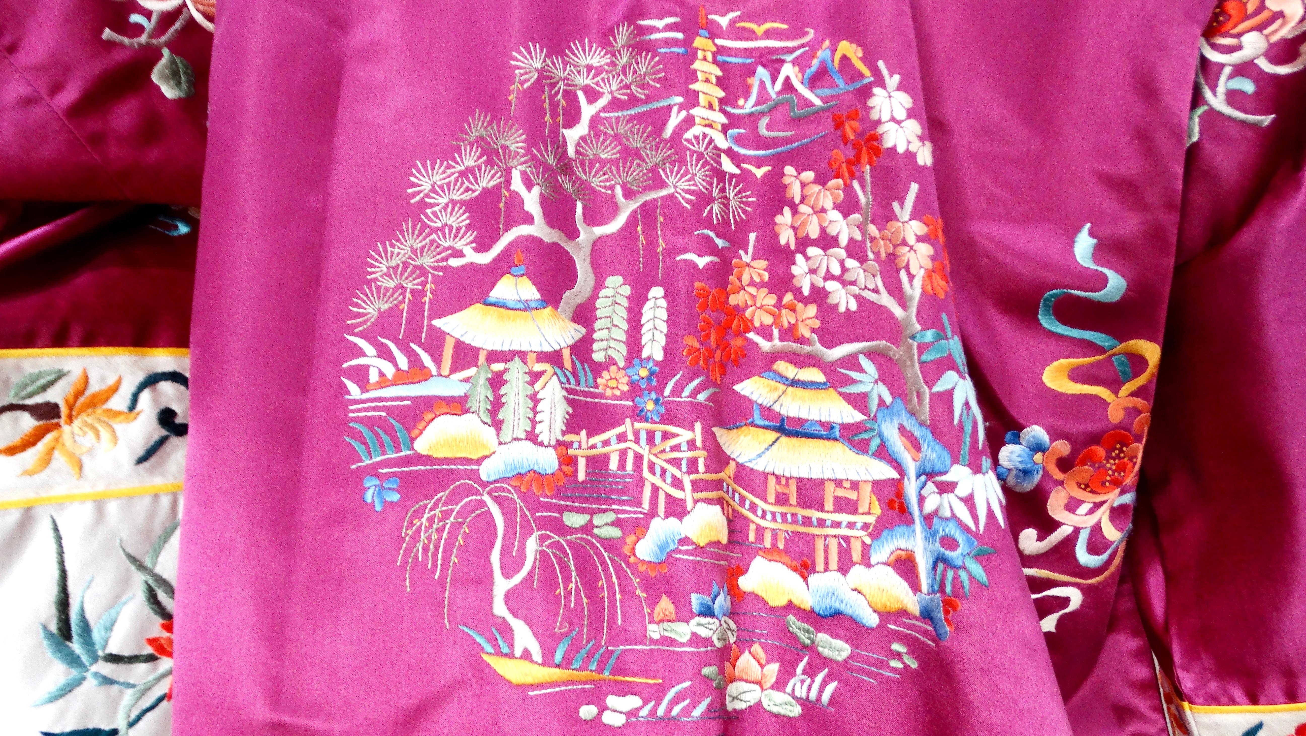 Chinesische lila Jacke aus Seidenmischung mit Blumendruck und besticktem Seidenmischung, 1950er Jahre im Angebot 2
