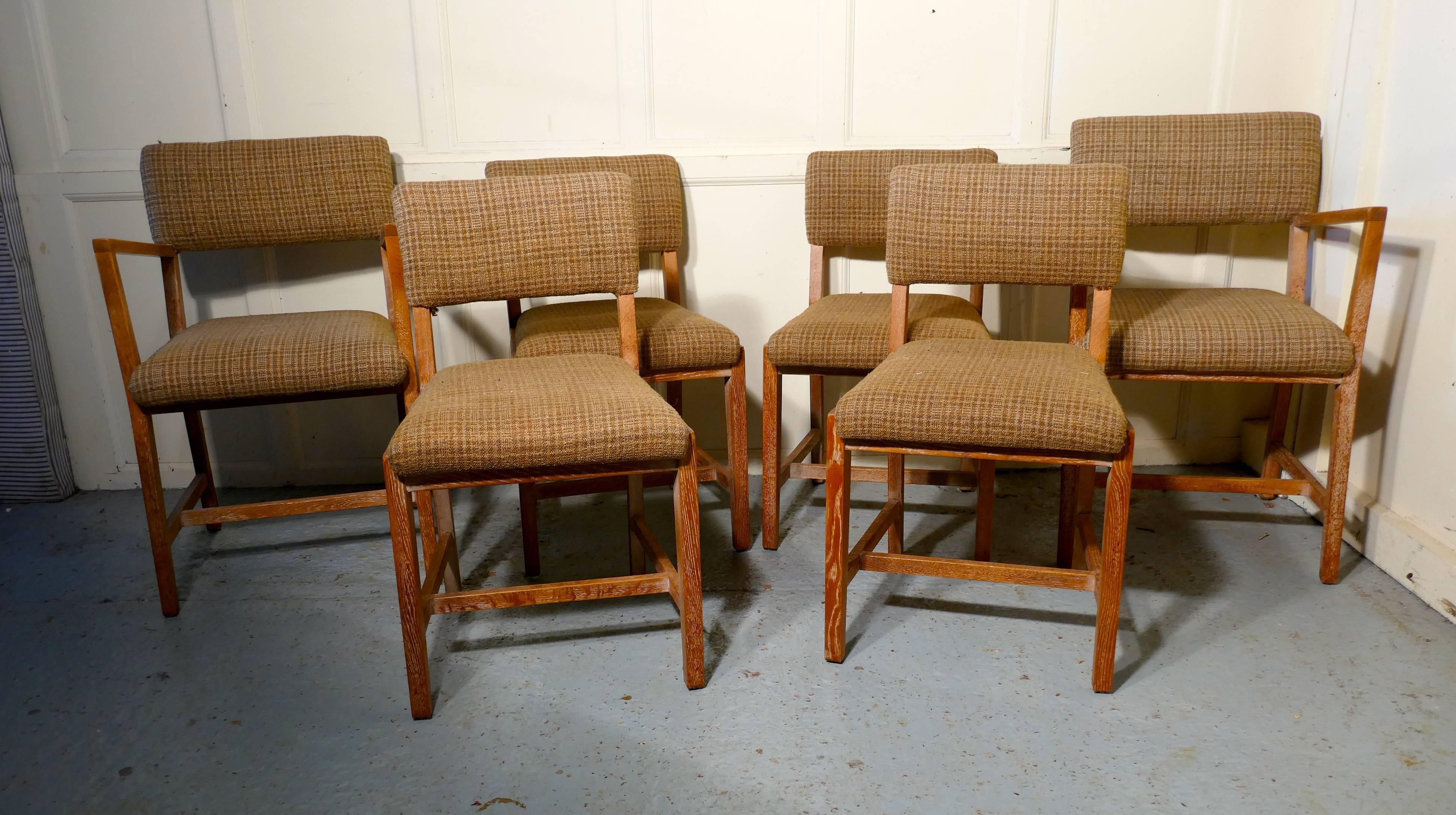 Table à manger à rallonge et ensemble de six chaises en chêne chaulé des années 1950 Bon état à Godshill, Isle of Wight