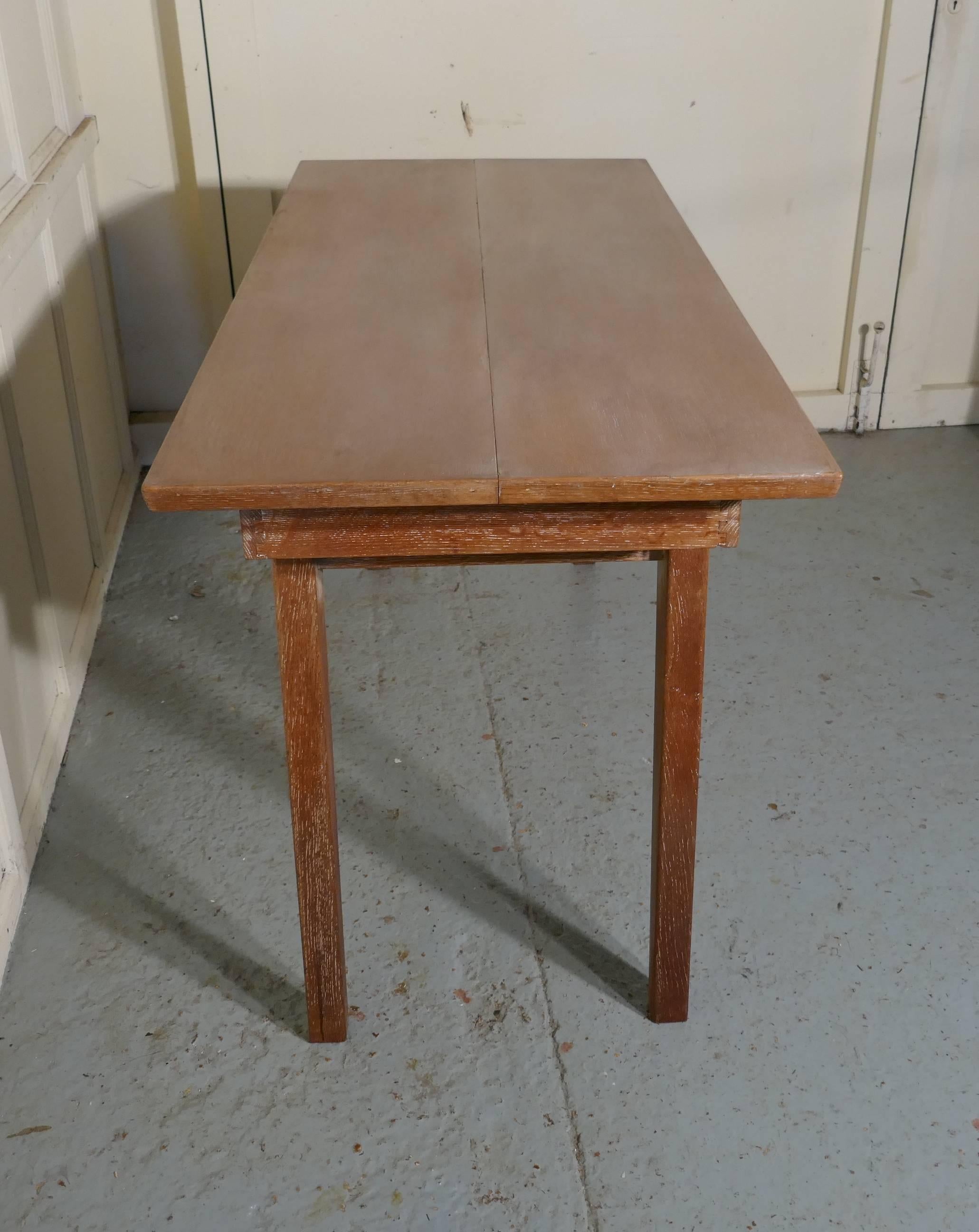 Table à manger à rallonge et ensemble de six chaises en chêne chaulé des années 1950 2