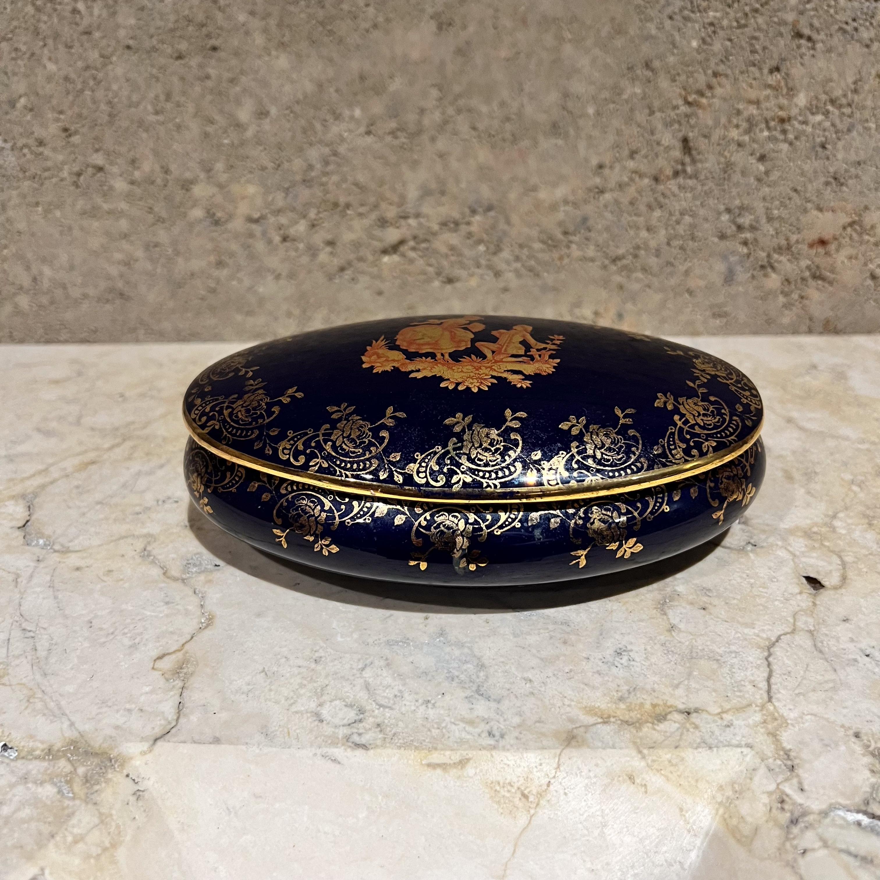 Plato ovalado de porcelana revestida de Limoges vintage Francia
Azul cobalto y dorado
2 h x 5,75 w x 3,75 d
Estado original de época
Consulte las imágenes