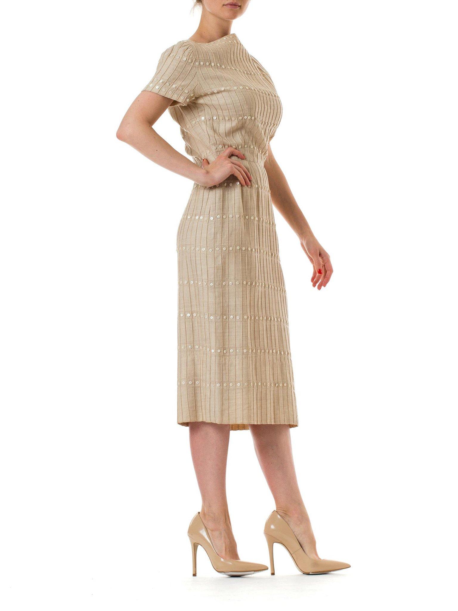 1950S Beige Leinen Pintucked Tag Kleid mit Knopf-Verzierung