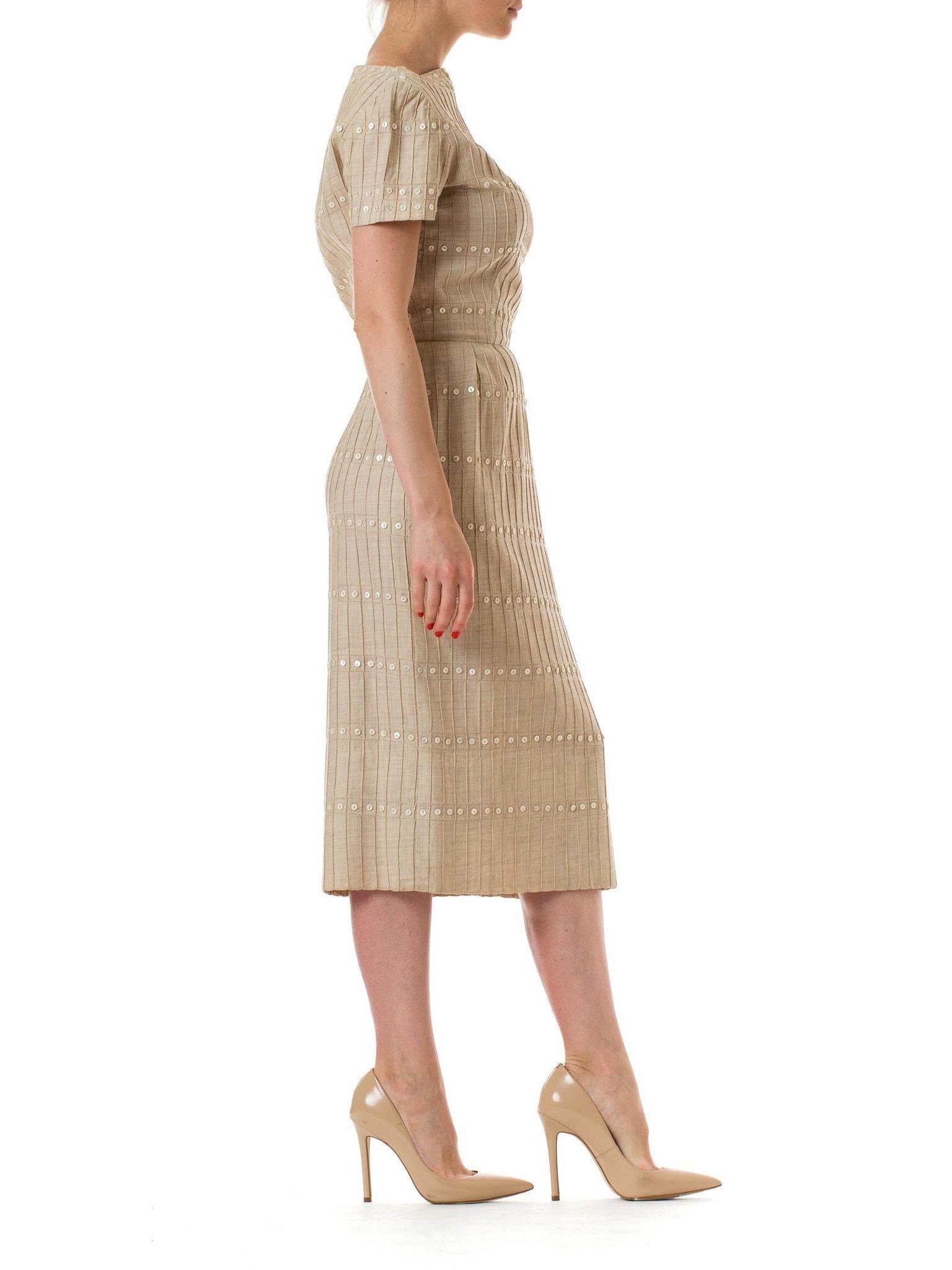 1950S Beige Linen Pintucked Day Dress With Button Embellishment In Excellent Condition For Sale In New York, NY