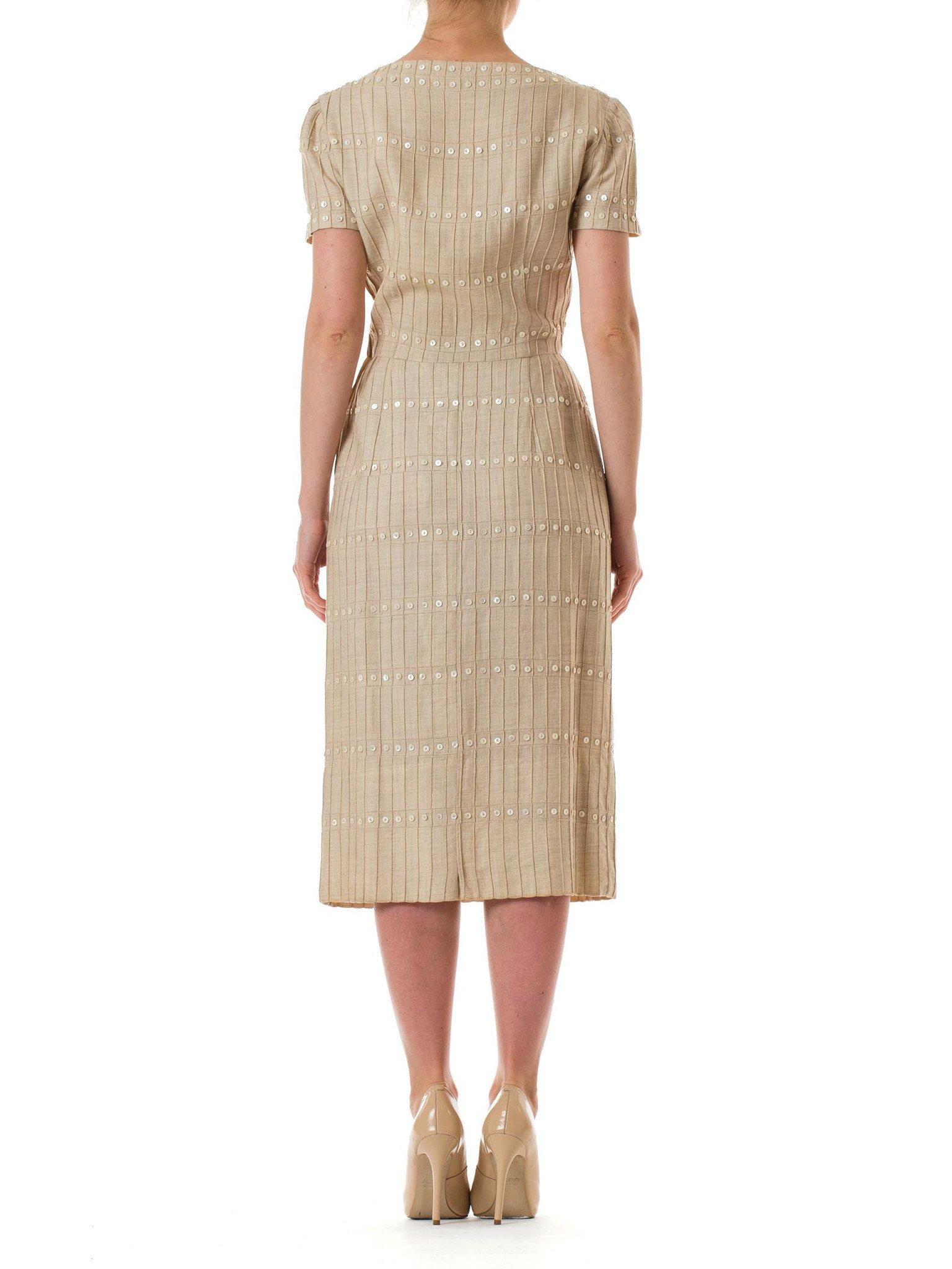 1950er Beigefarbenes Tageskleid aus Leinen mit Pintucked-Verzierung und Knopfleiste Damen im Angebot
