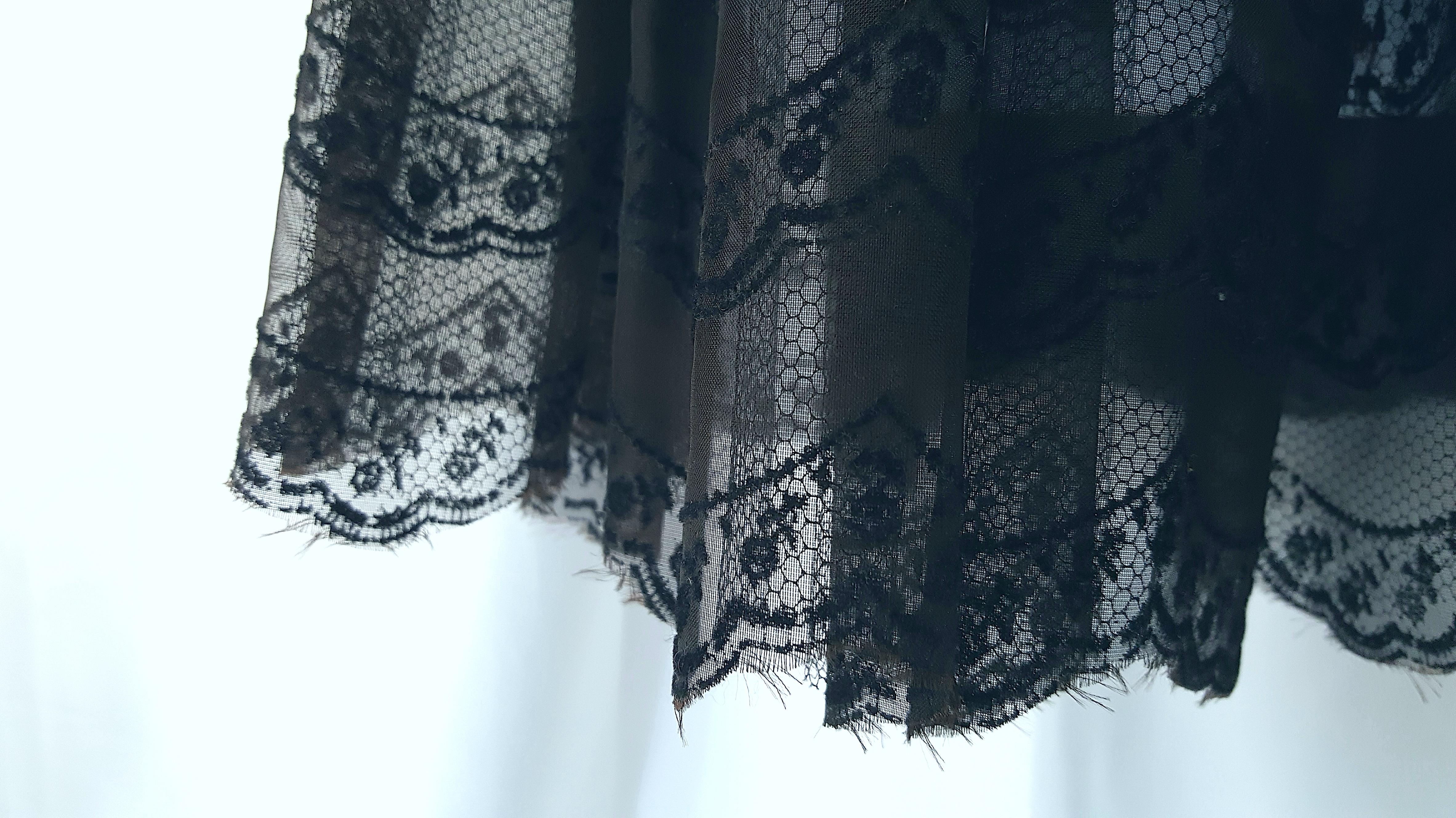 Cette minirobe noire semi-transparente de style lingerie du milieu du siècle, qui évoque une pin-up historique comme Bettie Page, peut être utilisée comme robe de cocktail ou comme élément d'un ensemble de soirée. Son créateur new-yorkais l'a sans