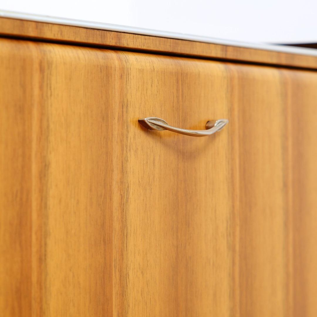 Gabinete para licores Credenza de los años 50 por Beautility of London en venta 4