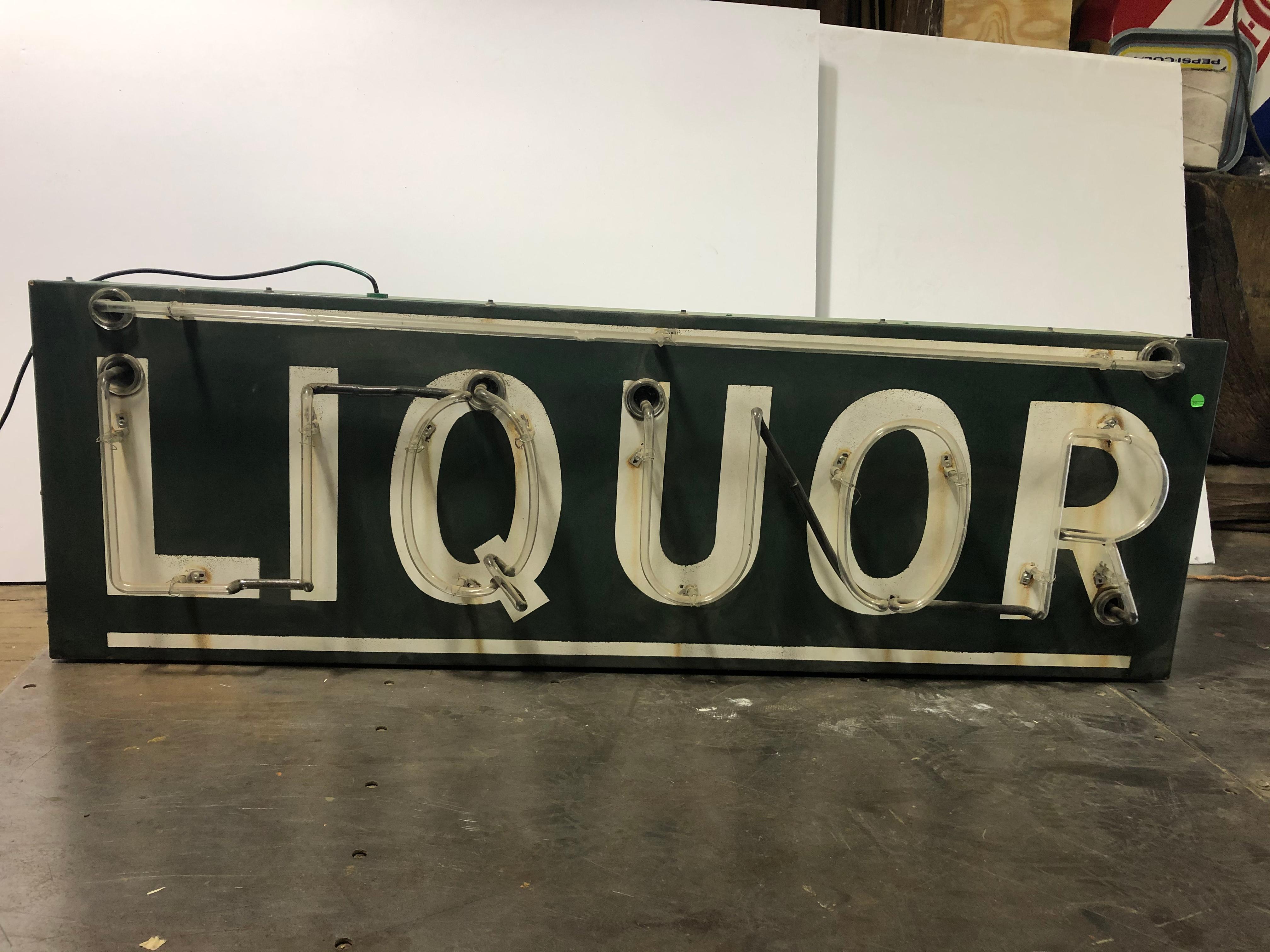 1950’s Liquor Neon Sign In Good Condition For Sale In Chicago, IL