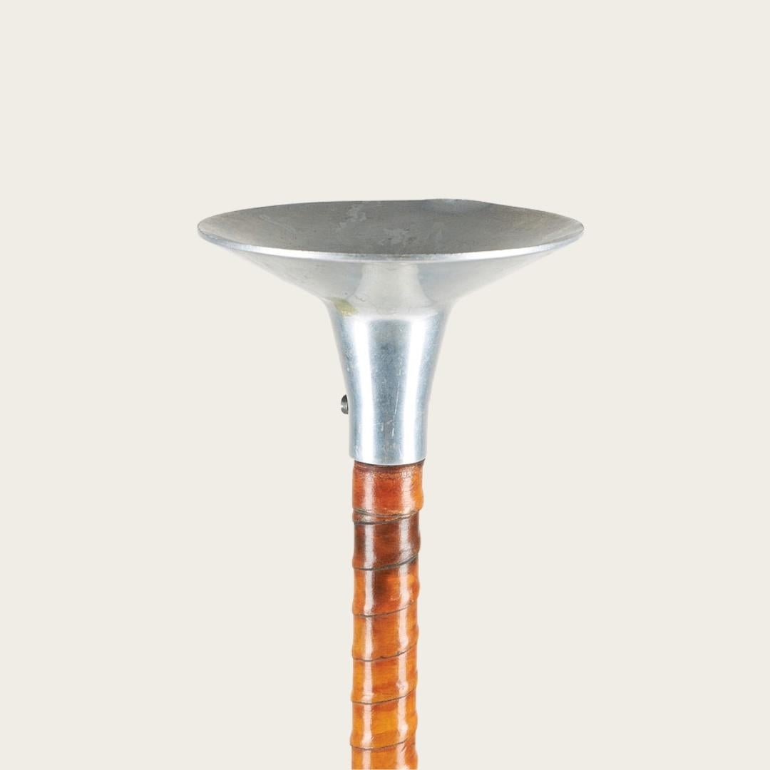 1950s. Dieser stehende Aschenbecher aus den 1950er Jahren, entworfen von Lisa Johansson-Pape für Orno, hat einen umwickelten Lederkörper und einen Sockel aus Sterlingsilber.