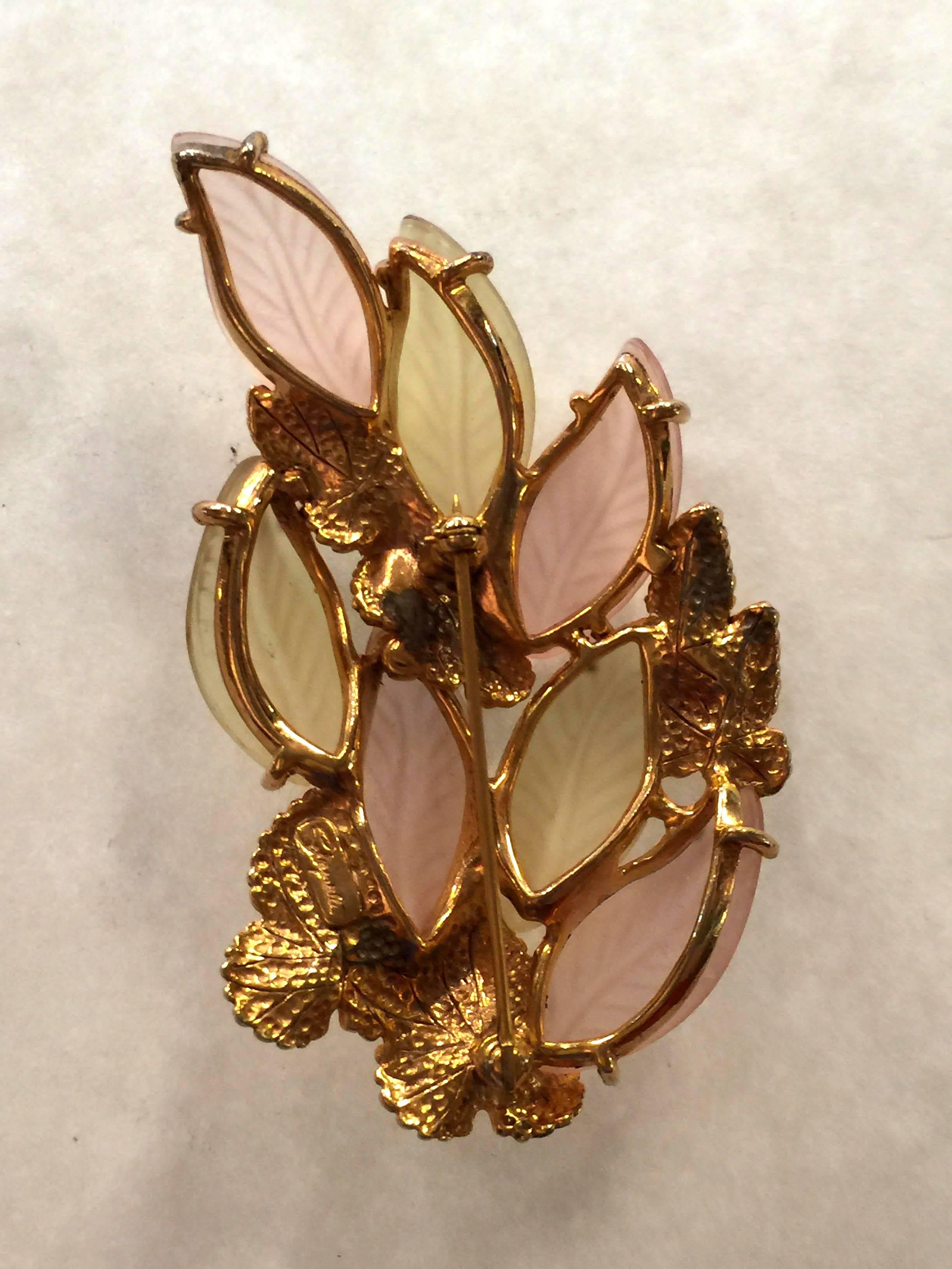 1950s Lisner/Schiaparelli Frosted Glass Antiqued Goldtone Veined Leaf Brooch/Pin For Sale 1