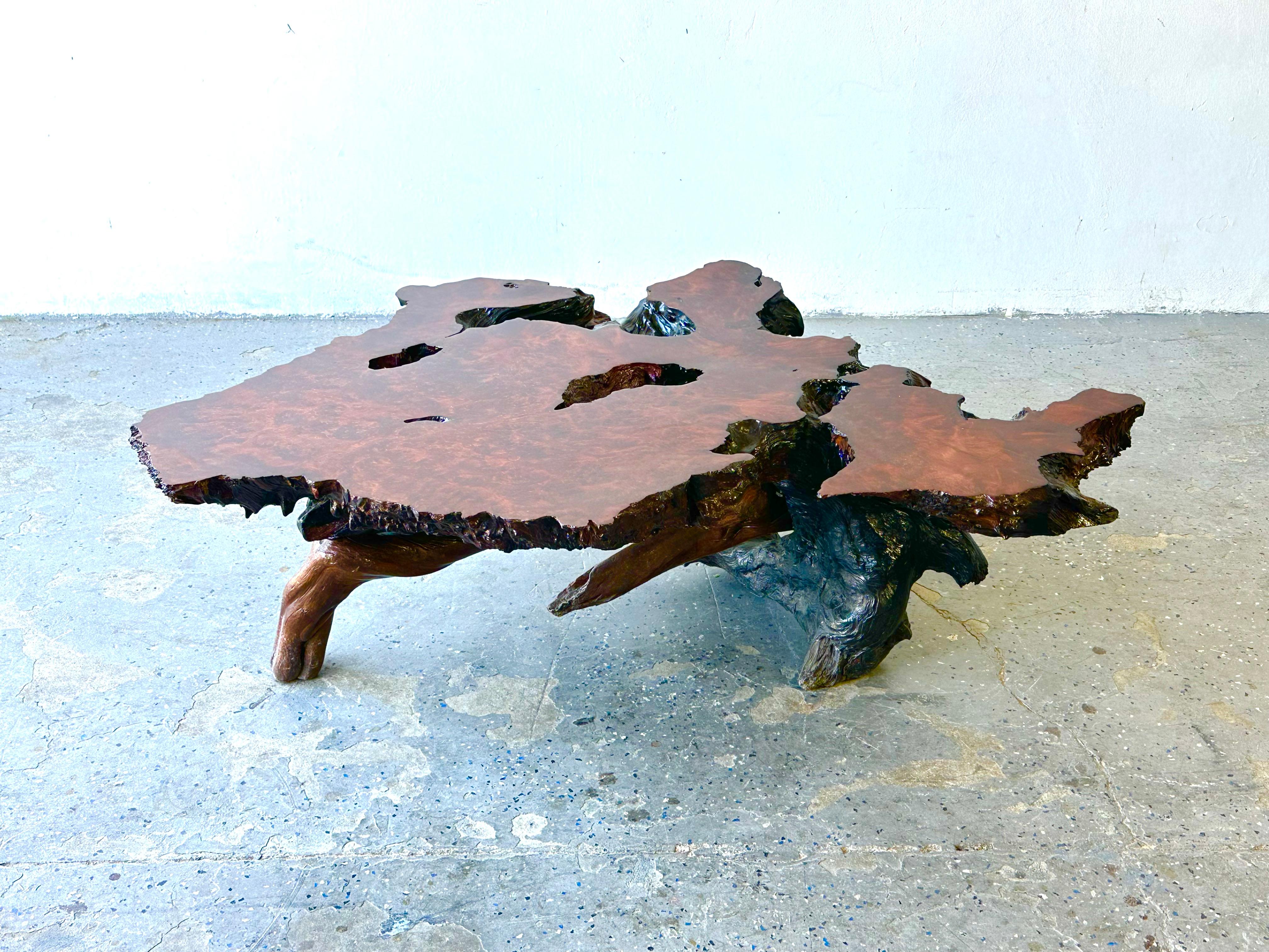 Mesa baja de madera de secuoya de los años 50 con cantos vivos mediados del siglo XX